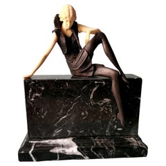 Scultura Art Deco French Flapper Girl in bronzo e marmo di Marquinia