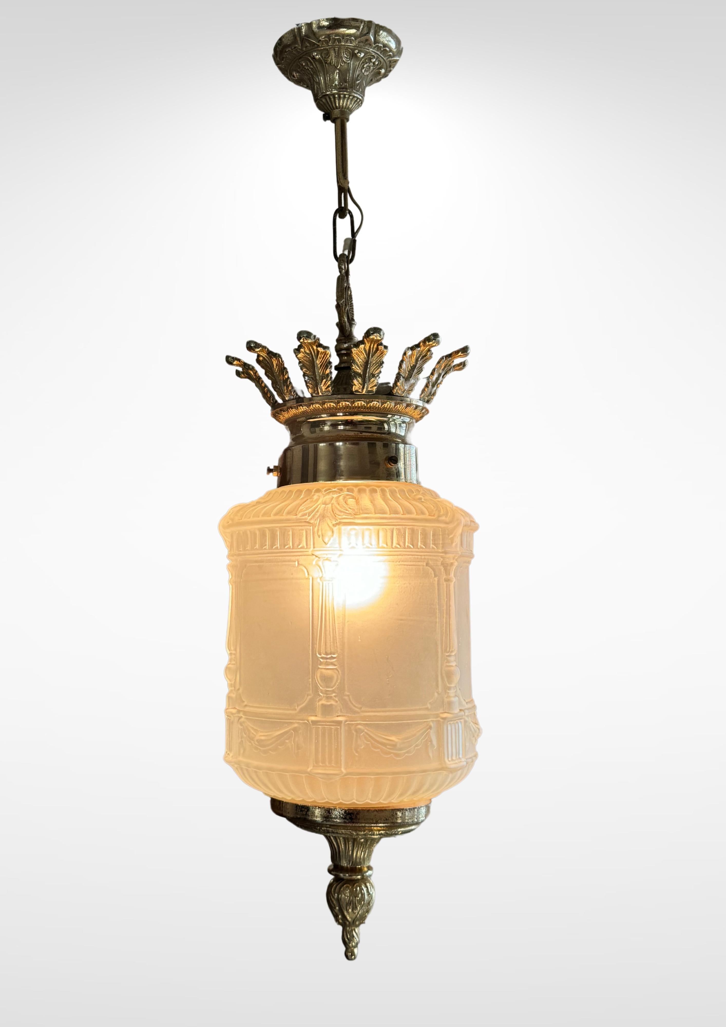 1930s art deco suspension pendant ceiling light in the style of Degue.
White frosted glass with geometrical details and Roman columns.
With brass fittings, rose and finial.
Recently professionally rewired and has no damage to the glass.
This