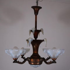 Araña francesa art déco de cobre y vidrio opalescente esmerilado de Ezan, años 30