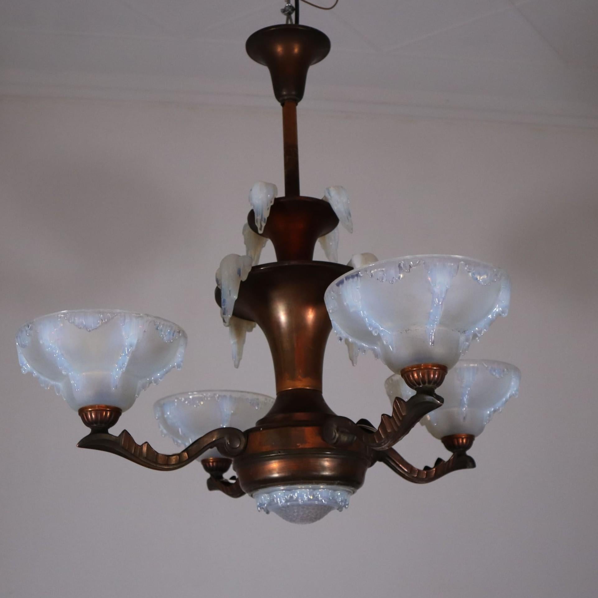 Art deco french frosted opalescent glass copper chandelier by Ezan, 1930s In Good Condition For Sale In Nicolosi, IT