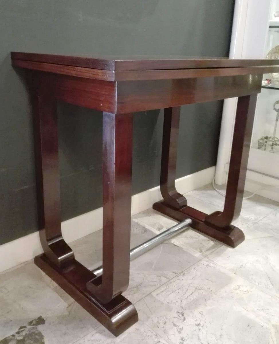 French Art Decò 1930 game table in precious and rare exotic woods, the top is hinged to open it and once the table is open it reaches a size of 100 cm, under the top, there is a compartment to store the various games or other, a steel bar joins the