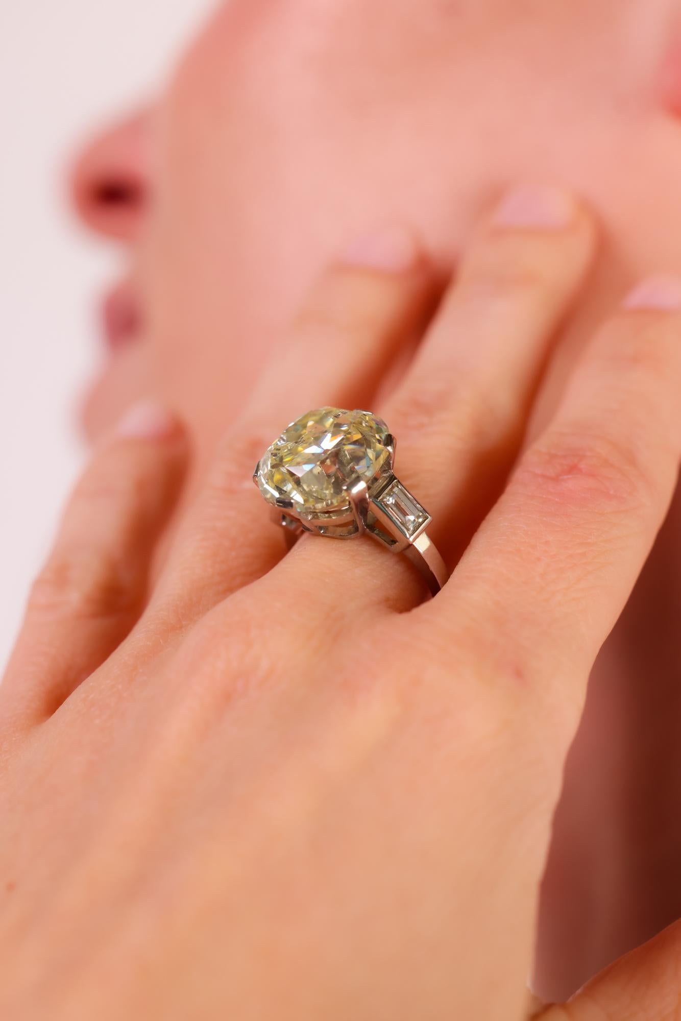 Art Deco French GIA 15.77 carat old mine cut diamond platinum engagement ring In Excellent Condition For Sale In Beverly Hills, CA