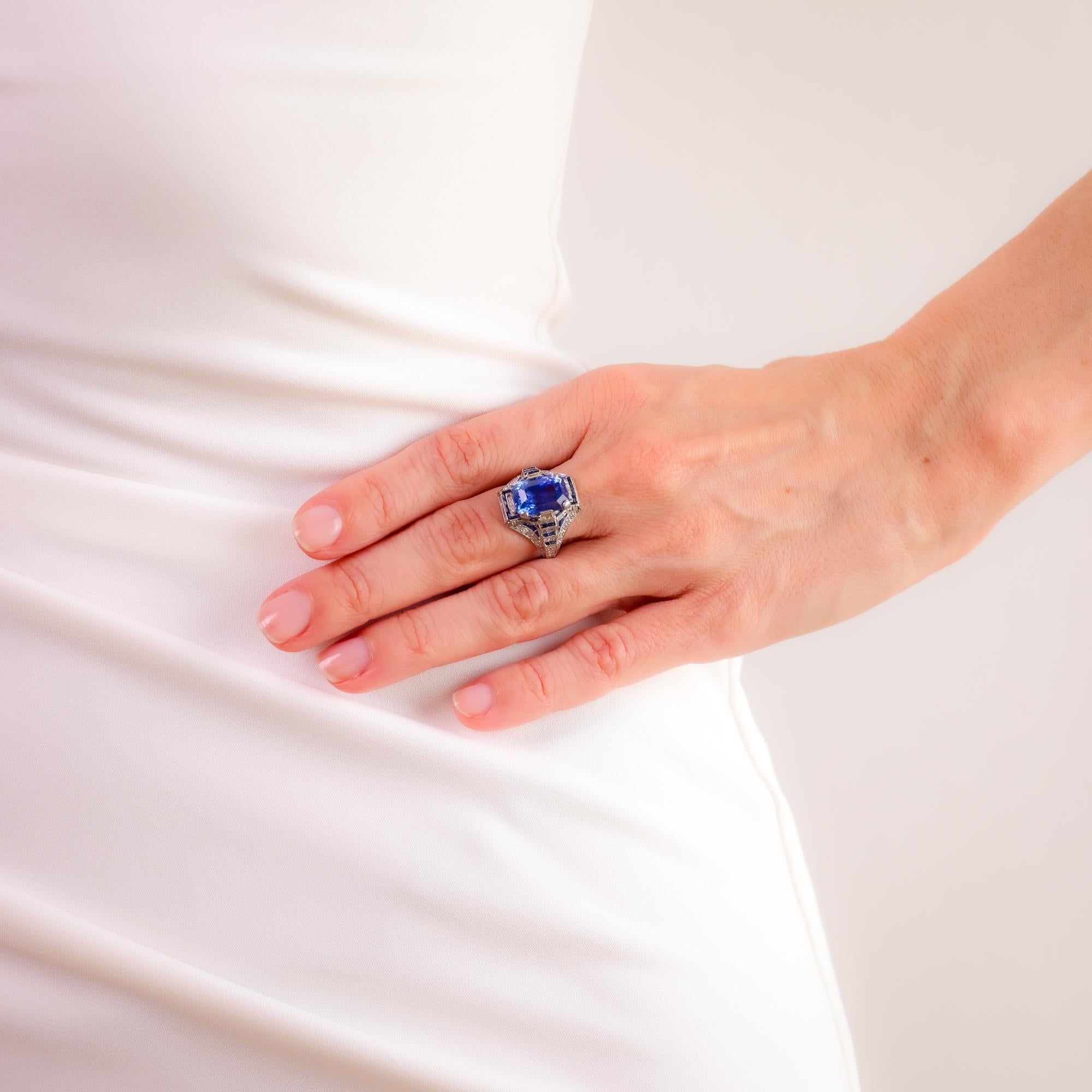 Dieser Art-Déco-Ring aus Platin mit einem atemberaubenden 7,86-karätigen, GIA-zertifizierten No-Heat-Saphir wird von schillernden Diamanten und Kaliber-Saphiren eingerahmt und strahlt zeitlose Eleganz aus.

Zertifikat: GIA #2235425346
Mittelstein: