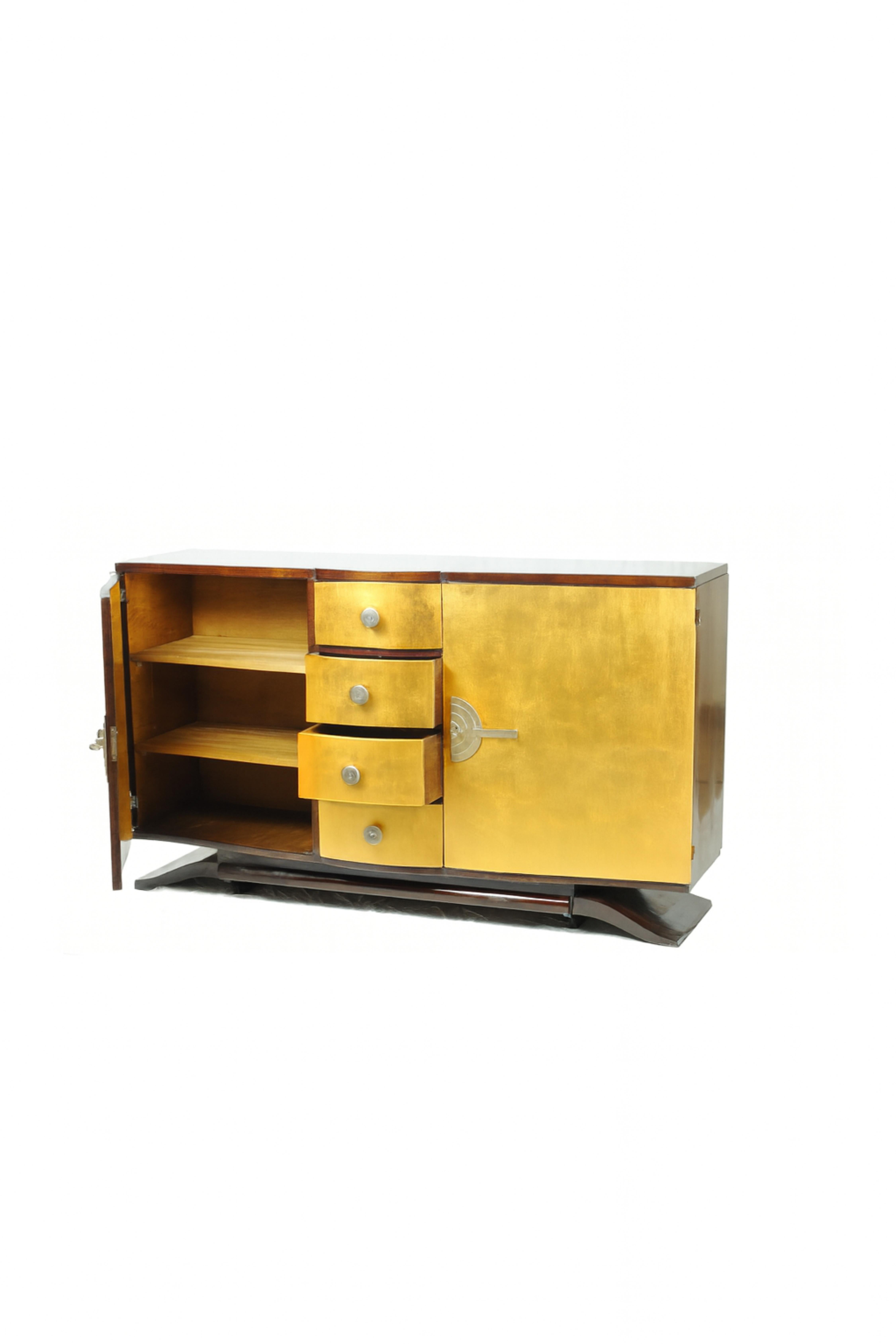 Una grande credenza Art Deco degli anni '40 presenta una notevole rielaborazione in bianco sporco. Ha un interno spazioso in cedro con due porte e quattro cassetti per stoviglie e posate. Il pezzo è impreziosito da una ferramenta in ottone nichelato.