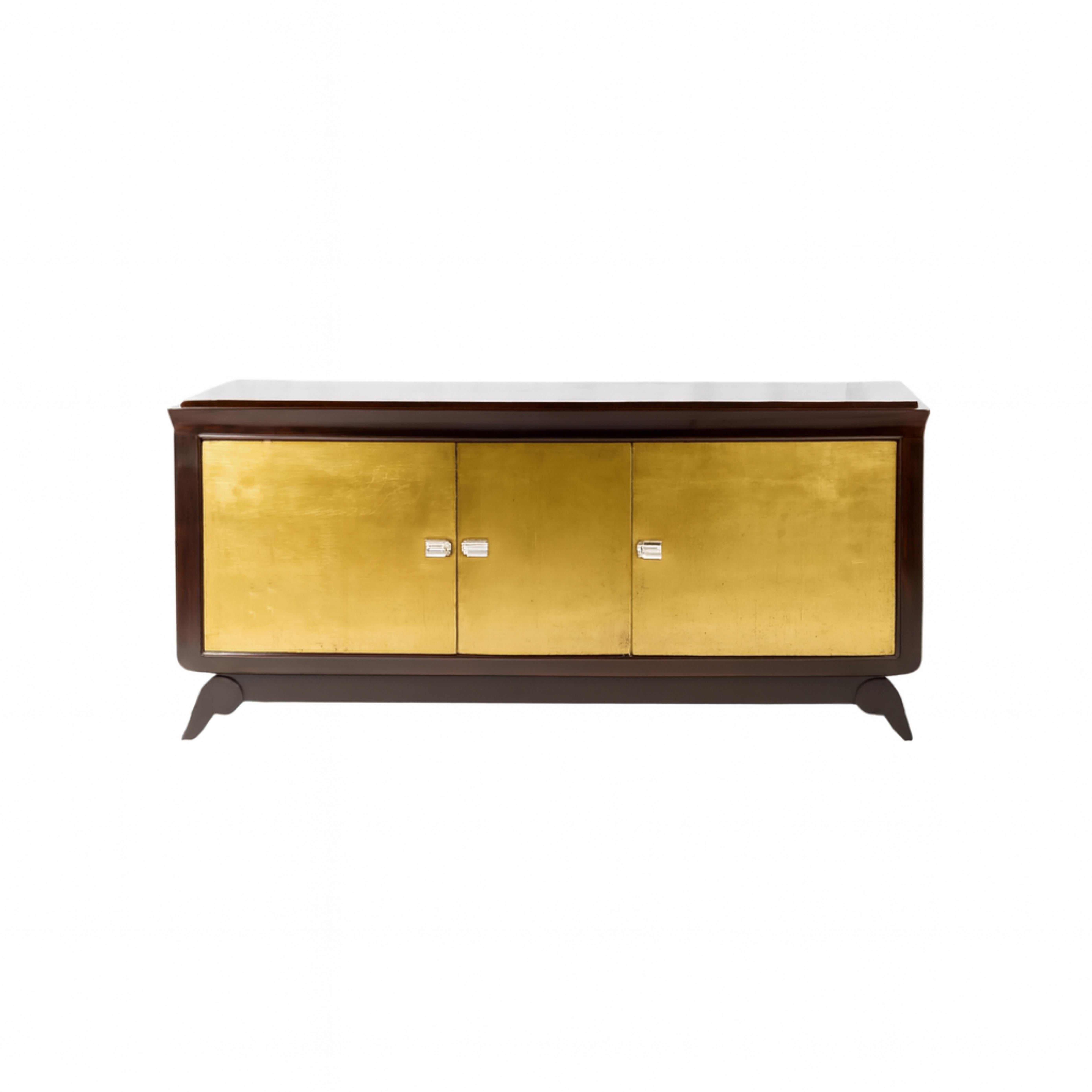 Questa grande credenza Art Deco degli anni '40 presenta una notevole rielaborazione dorata e misura 78,75 pollici (200 cm) di larghezza. Ha un interno spazioso in cedro con tre porte e quattro cassetti per stoviglie e posate. Il pezzo è impreziosito