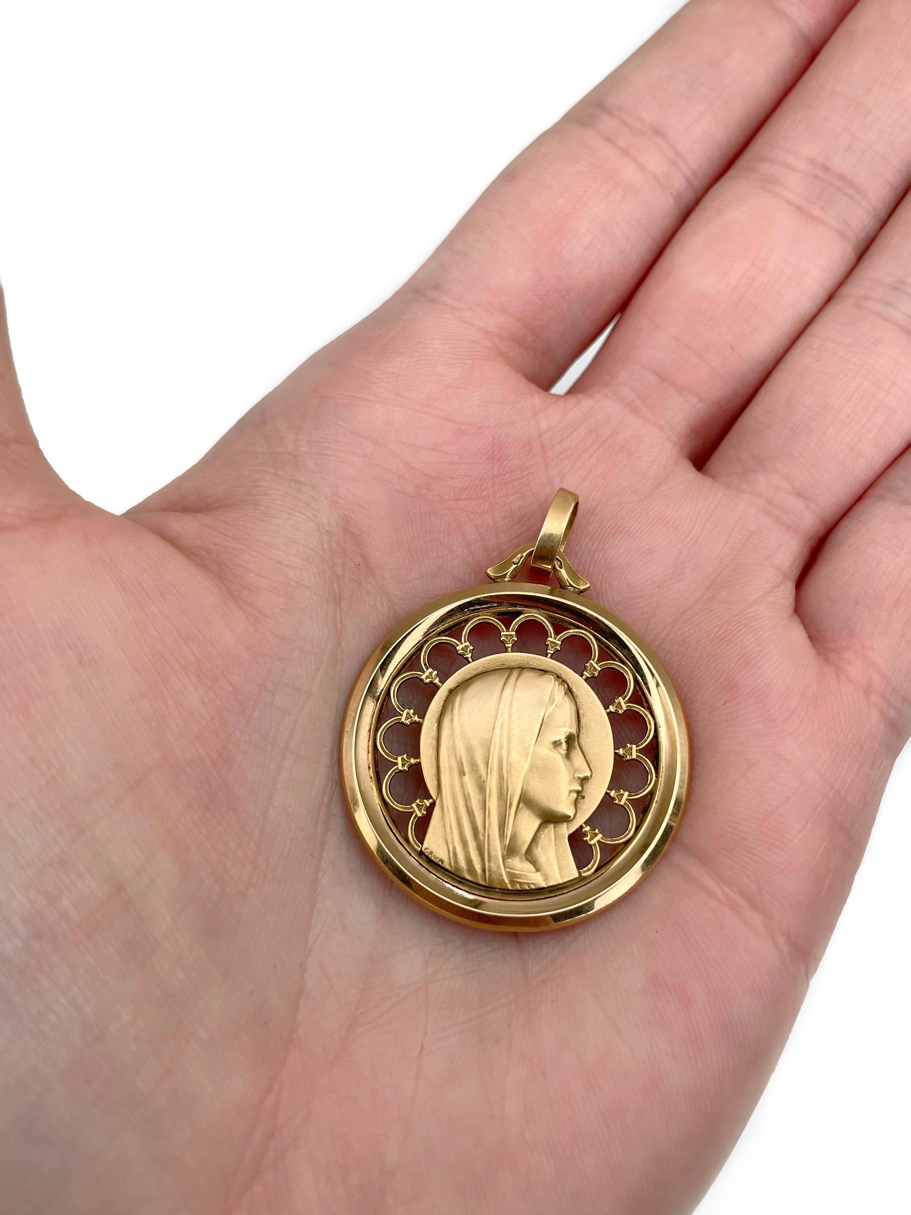 This is an Art Deco pendant crafted in 18K yellow gold. Circa 1930. Religious piece is showing the Virgin Mary. 

Pendant is signed by Grun.  

Can be a significant gift for a communion or baptism.

Weight: 5.15g
Length: 4cm
Diameter: