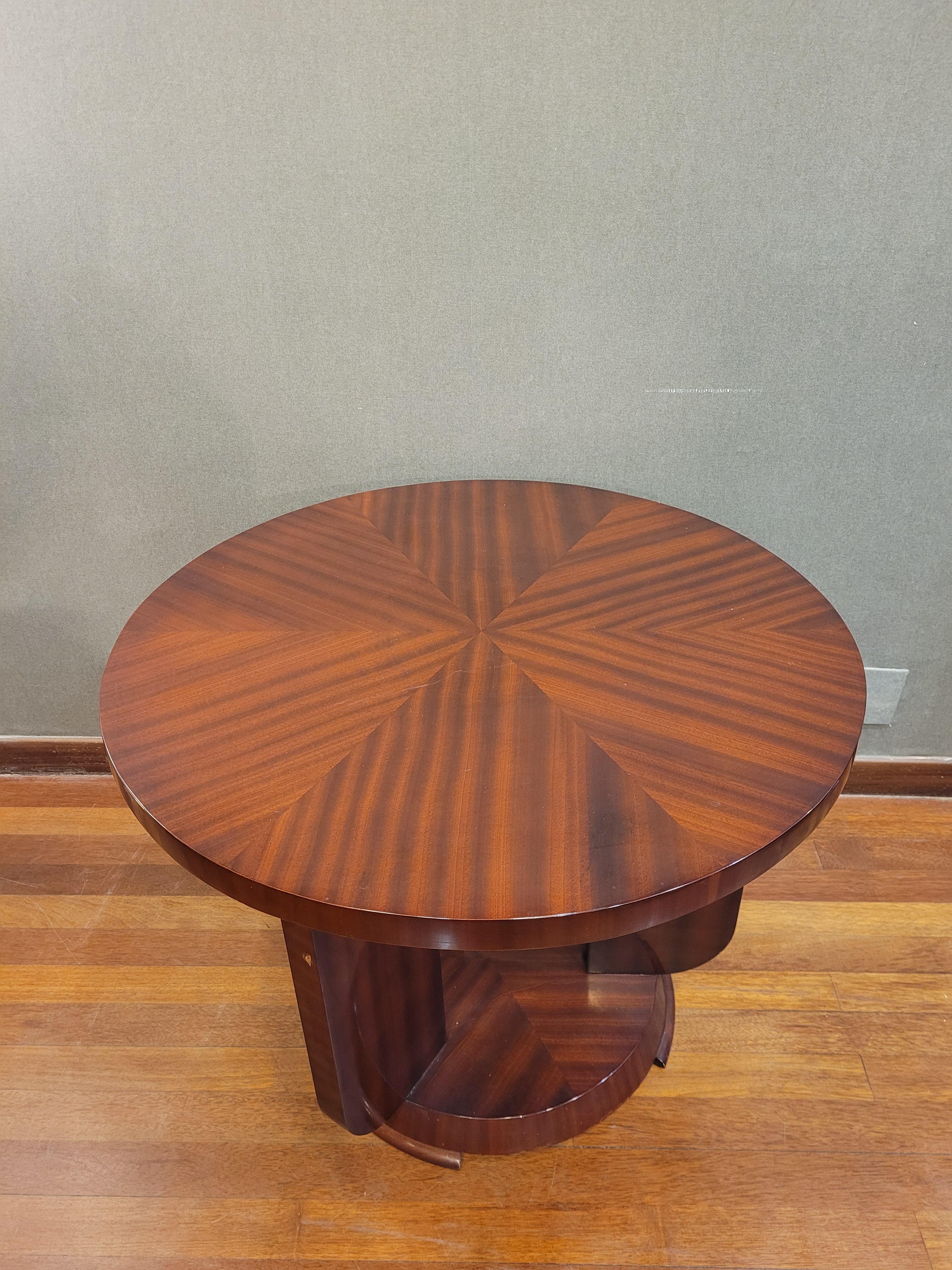 Belle table basse ou guéridon art déco français, elle pourrait également être une table de travail ou de dîner, le placage de bois faisant des segments ou des portions symétriques sur le dessus et sur l'étage inférieur. Suivant le style et les