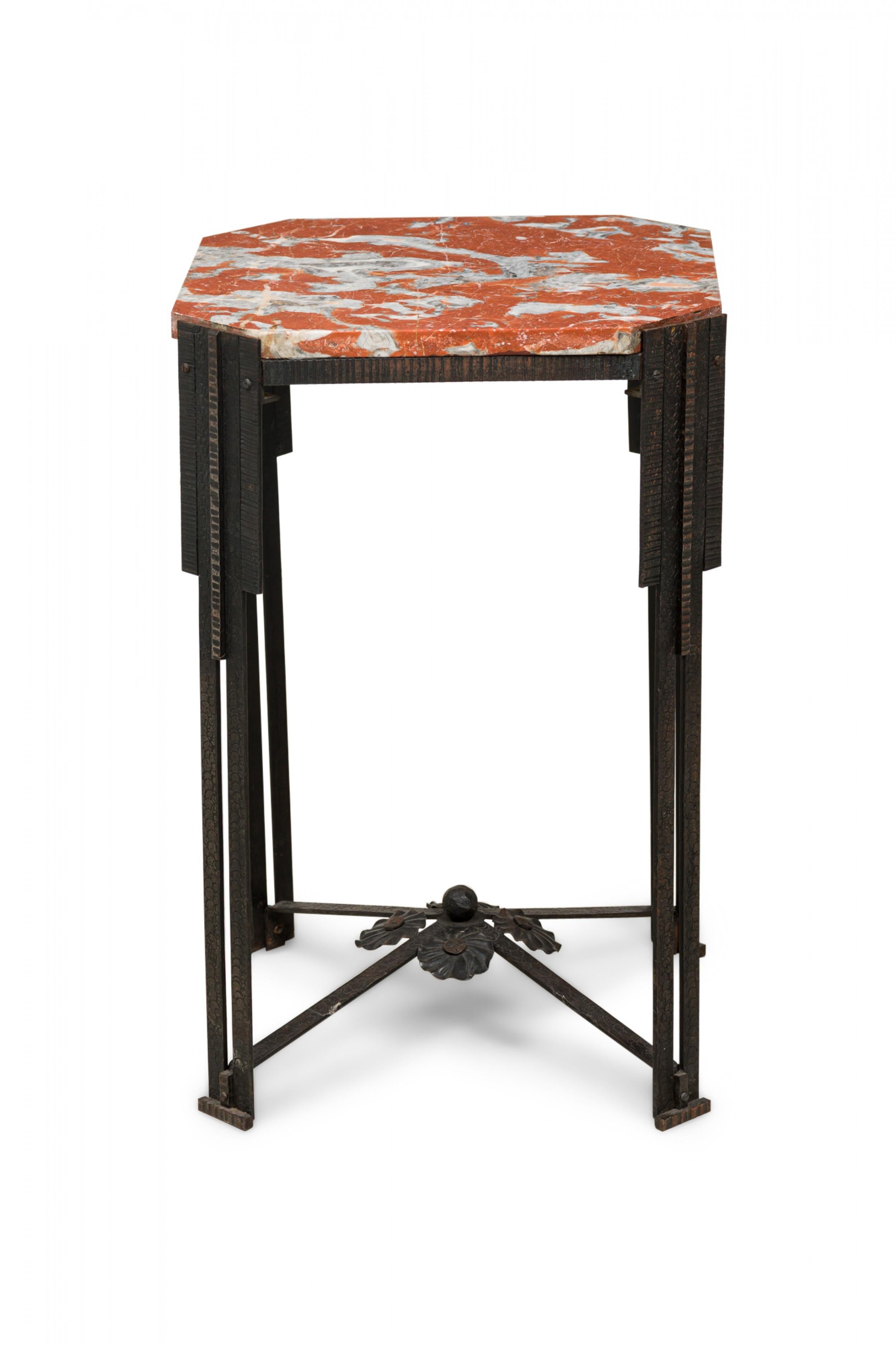 Französischer Art-Déco-Tisch aus gehämmertem Stahl und schwarzem Marmor (20. Jahrhundert) im Angebot