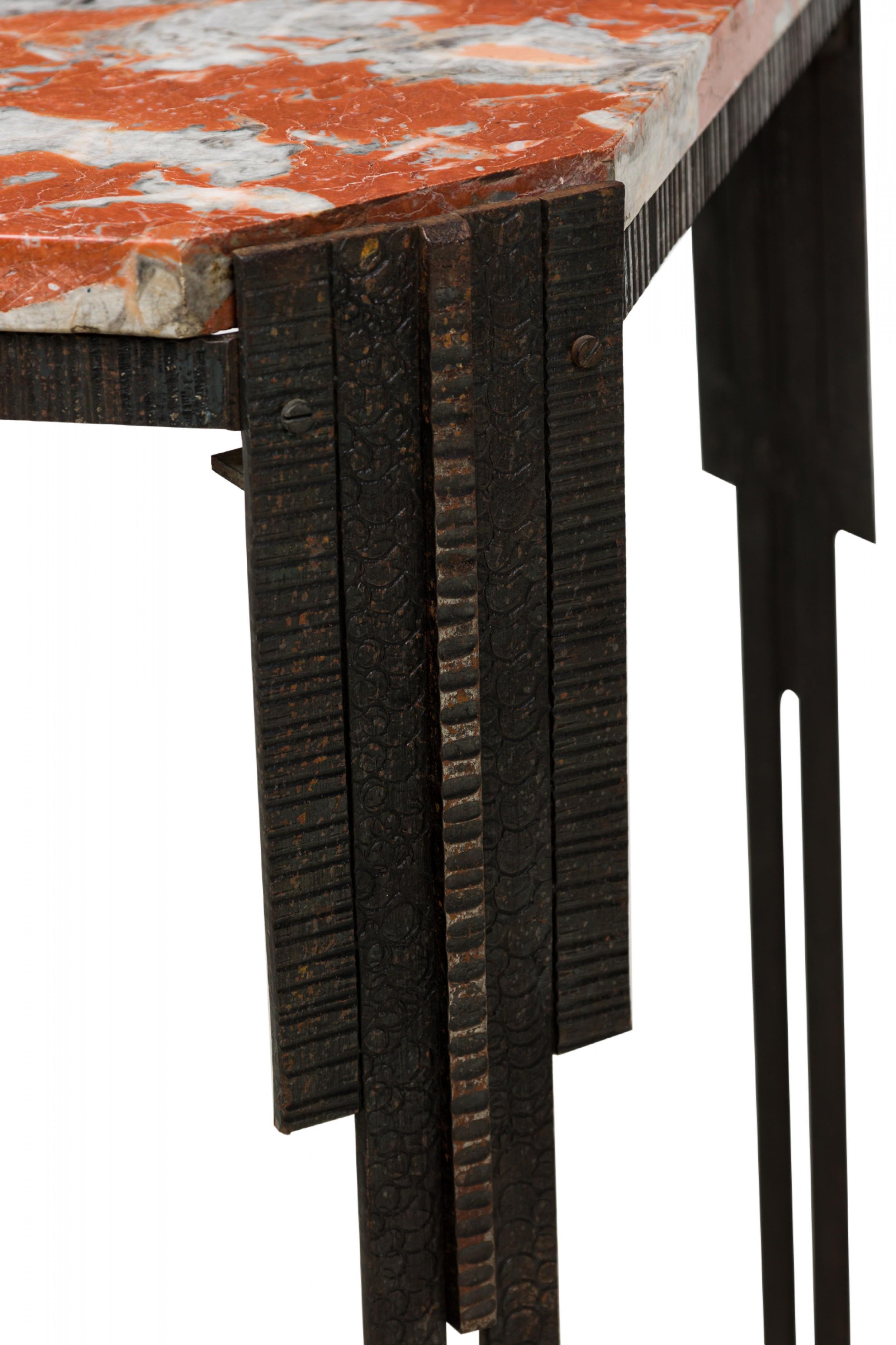 Französischer Art-Déco-Tisch aus gehämmertem Stahl und schwarzem Marmor im Angebot 2