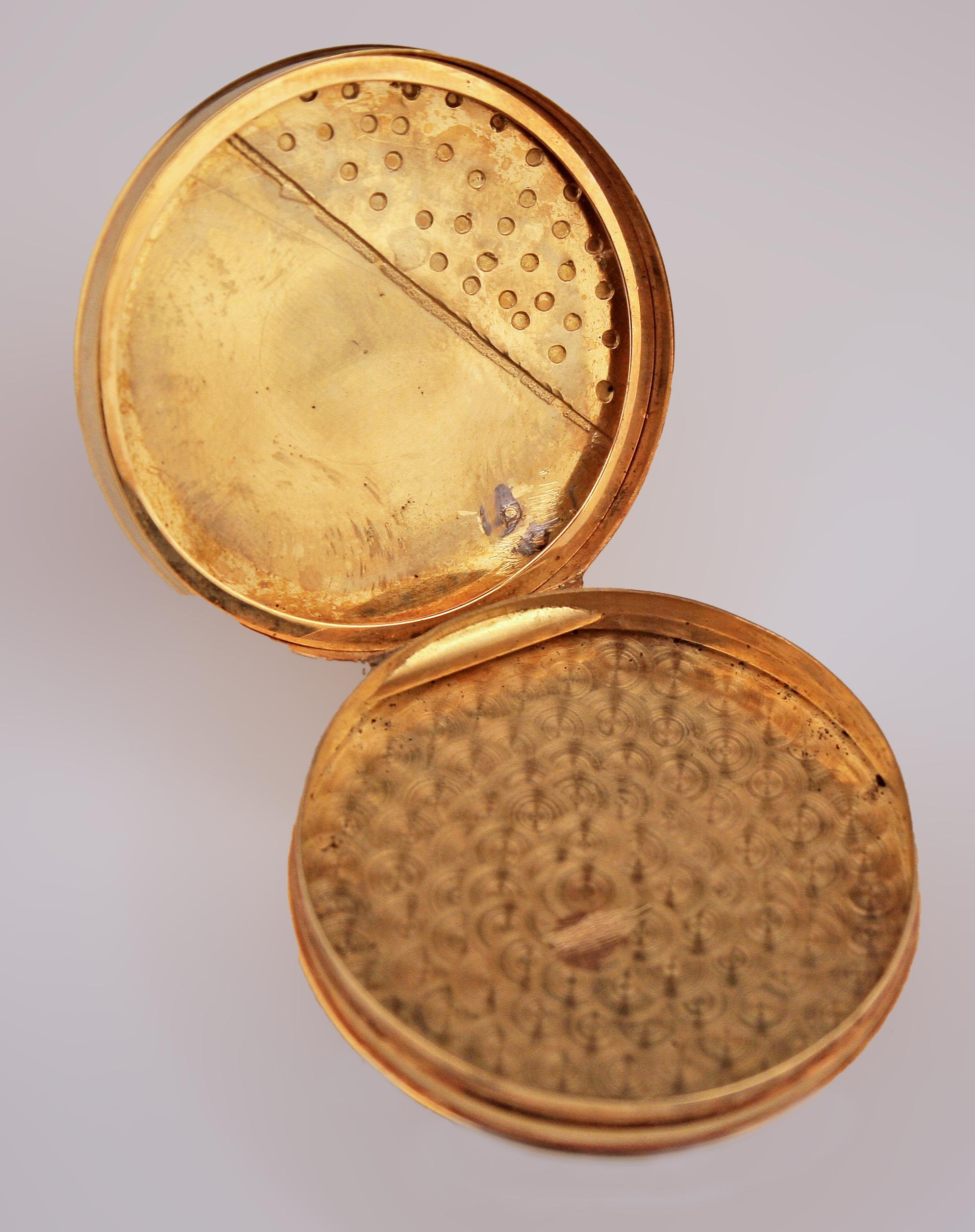 Boîte à pilules Art Déco française en or 18 carats et émail de forme circulaire en vente 2