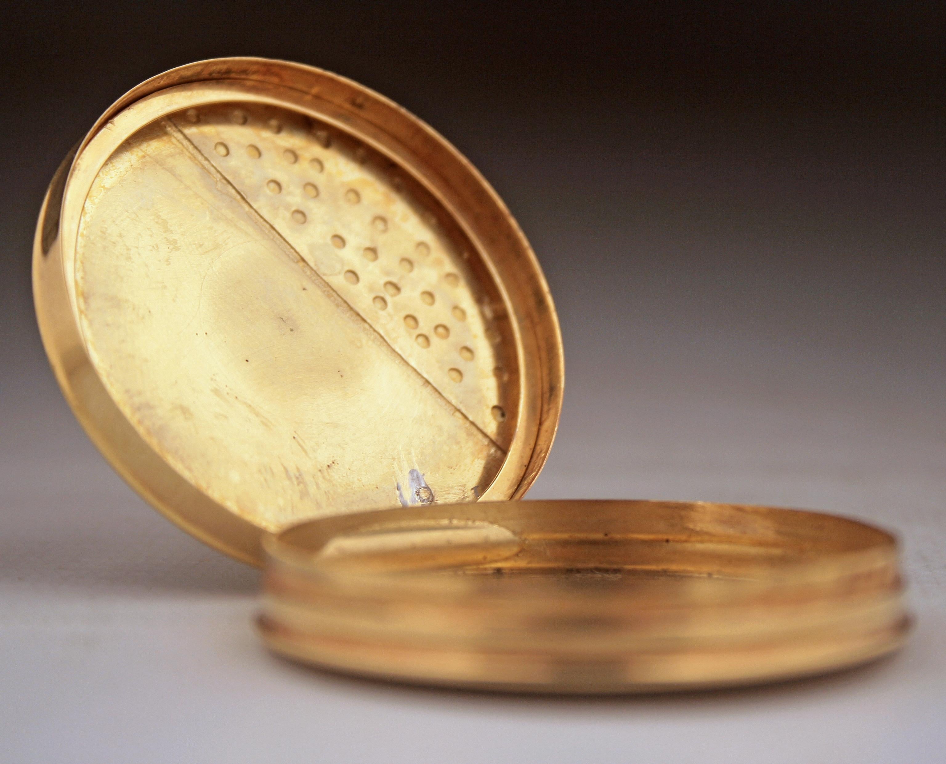 Boîte à pilules Art Déco française en or 18 carats et émail de forme circulaire en vente 3