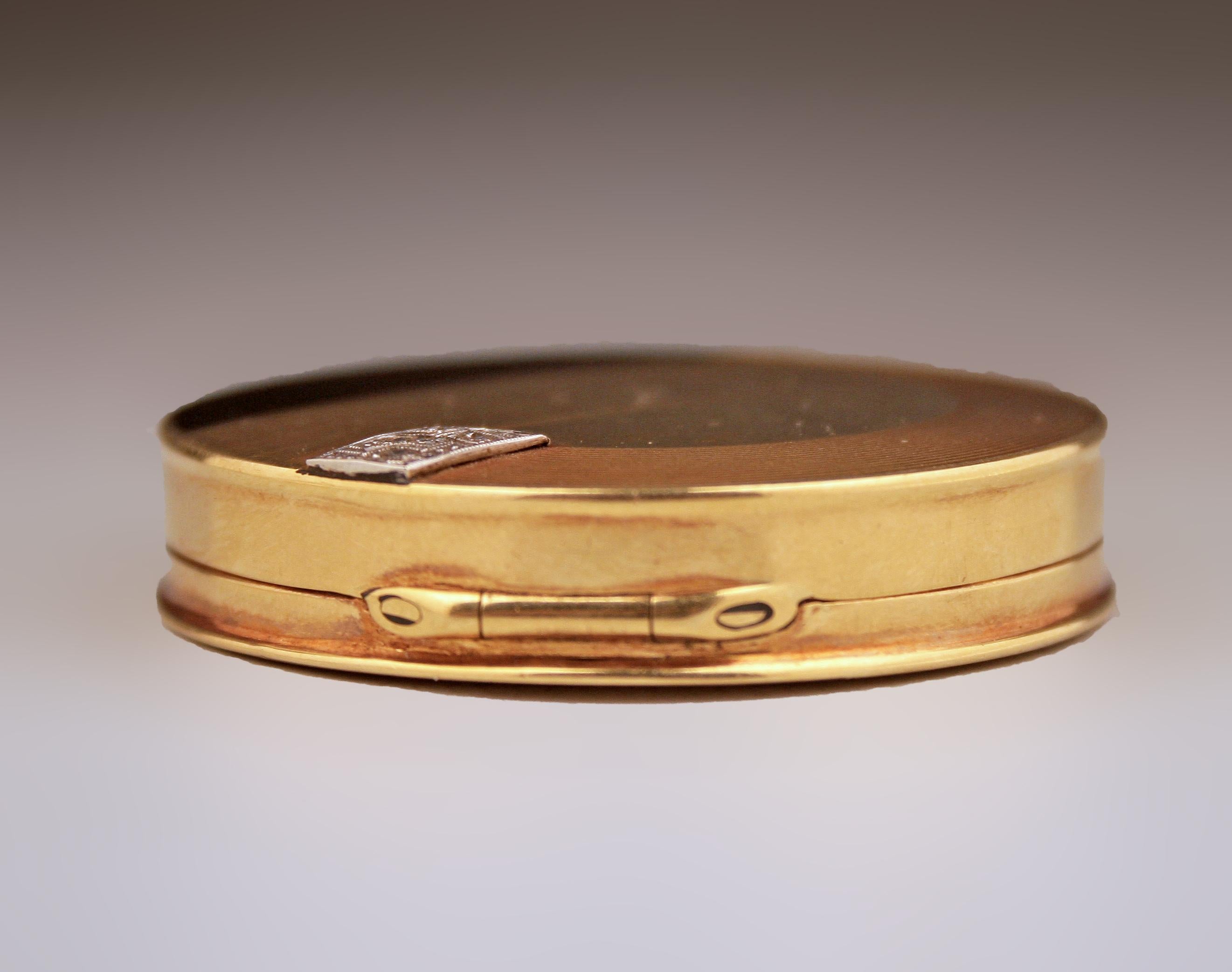 Boîte à pilules Art Déco française en or 18 carats et émail de forme circulaire en vente 4