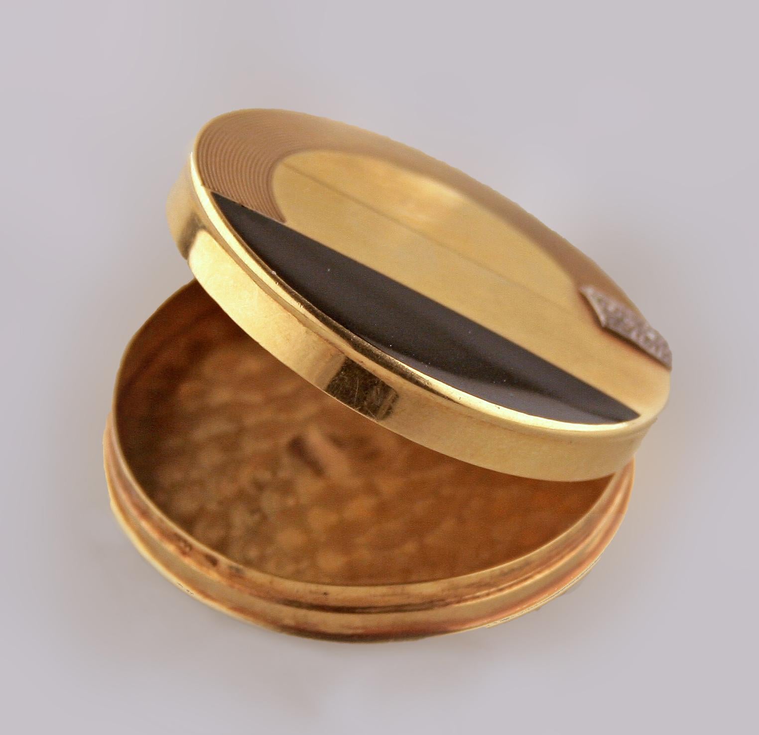 20ième siècle Boîte à pilules Art Déco française en or 18 carats et émail de forme circulaire en vente