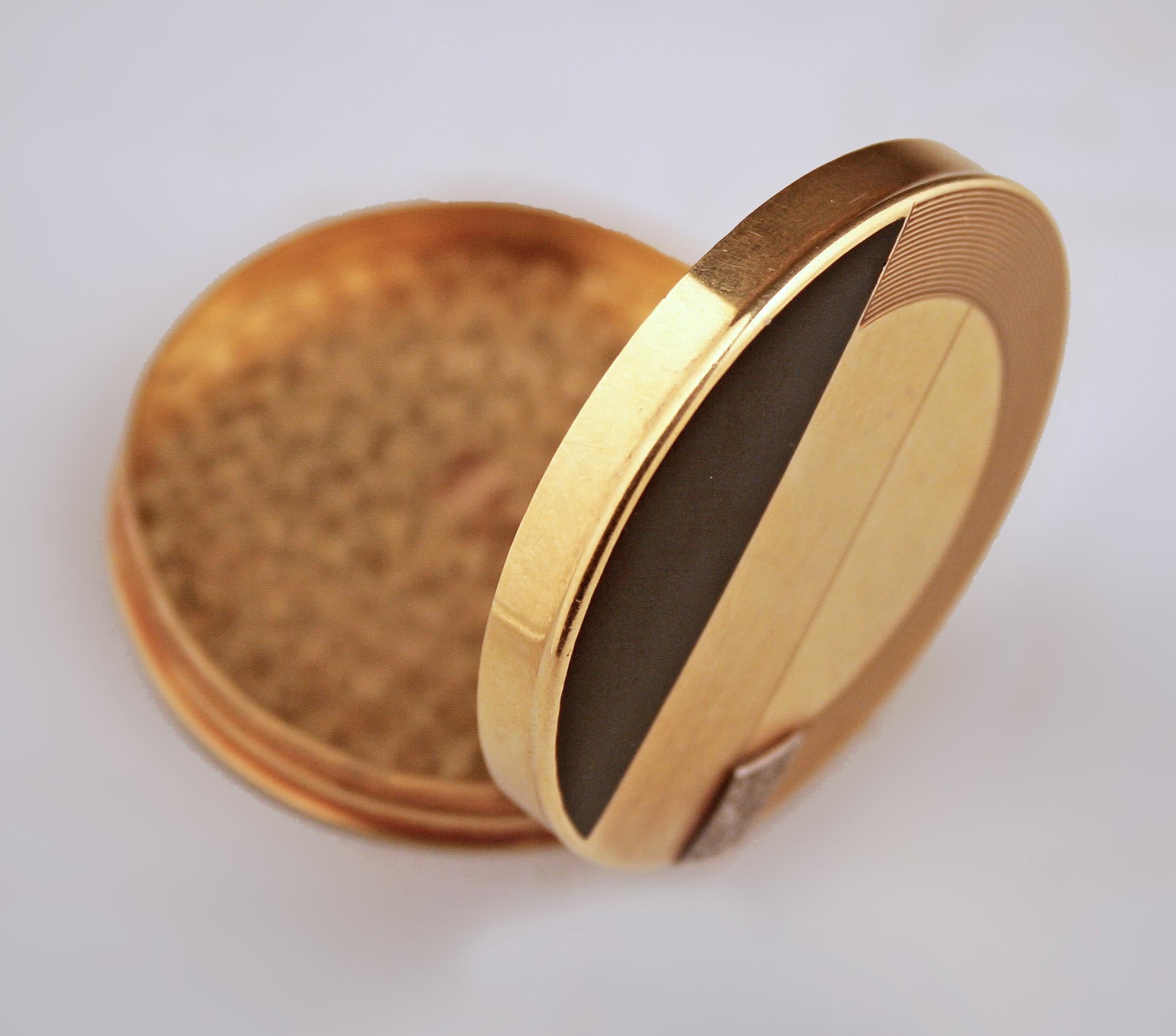 Métal Boîte à pilules Art Déco française en or 18 carats et émail de forme circulaire en vente