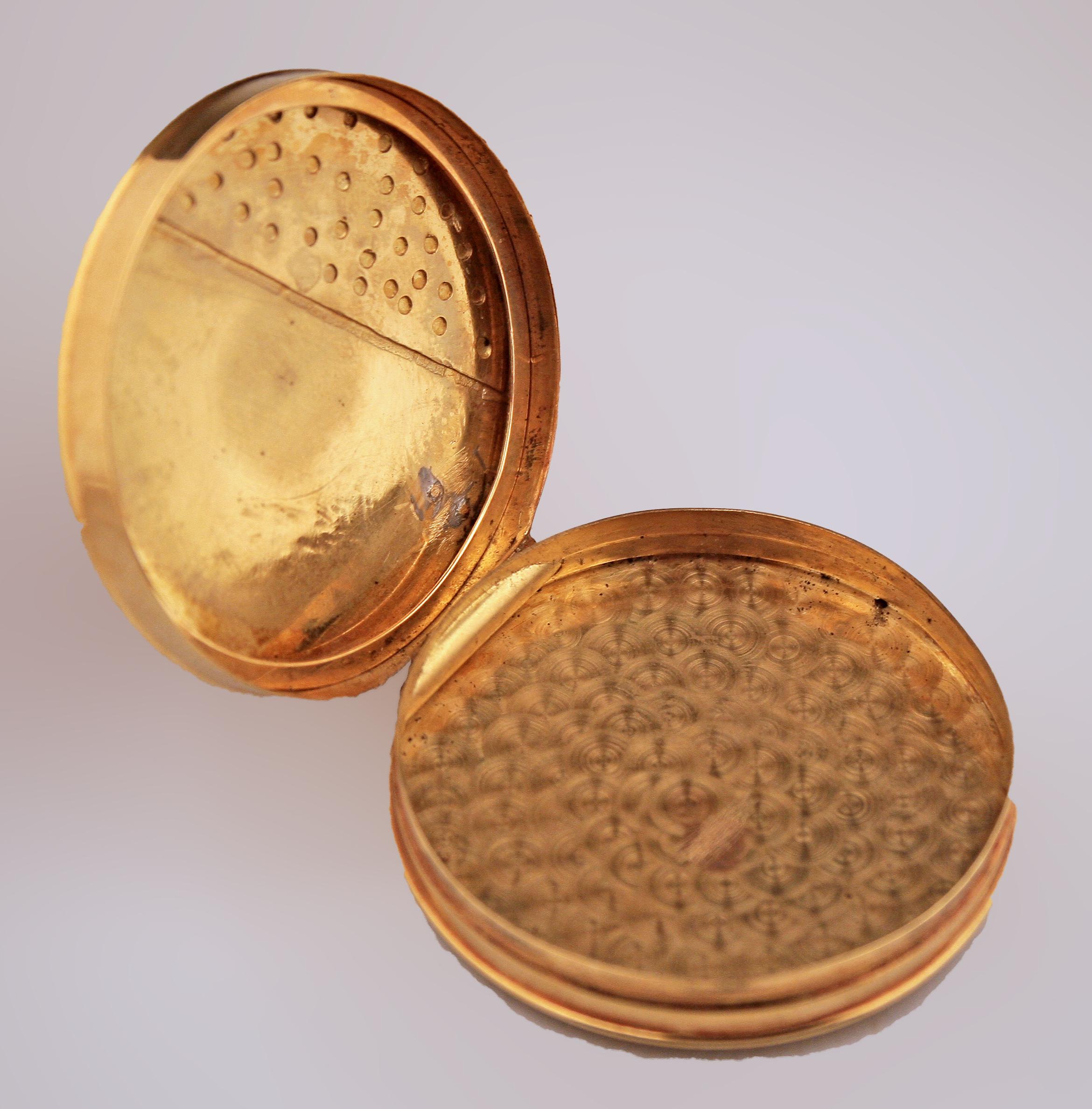 Boîte à pilules Art Déco française en or 18 carats et émail de forme circulaire en vente 1