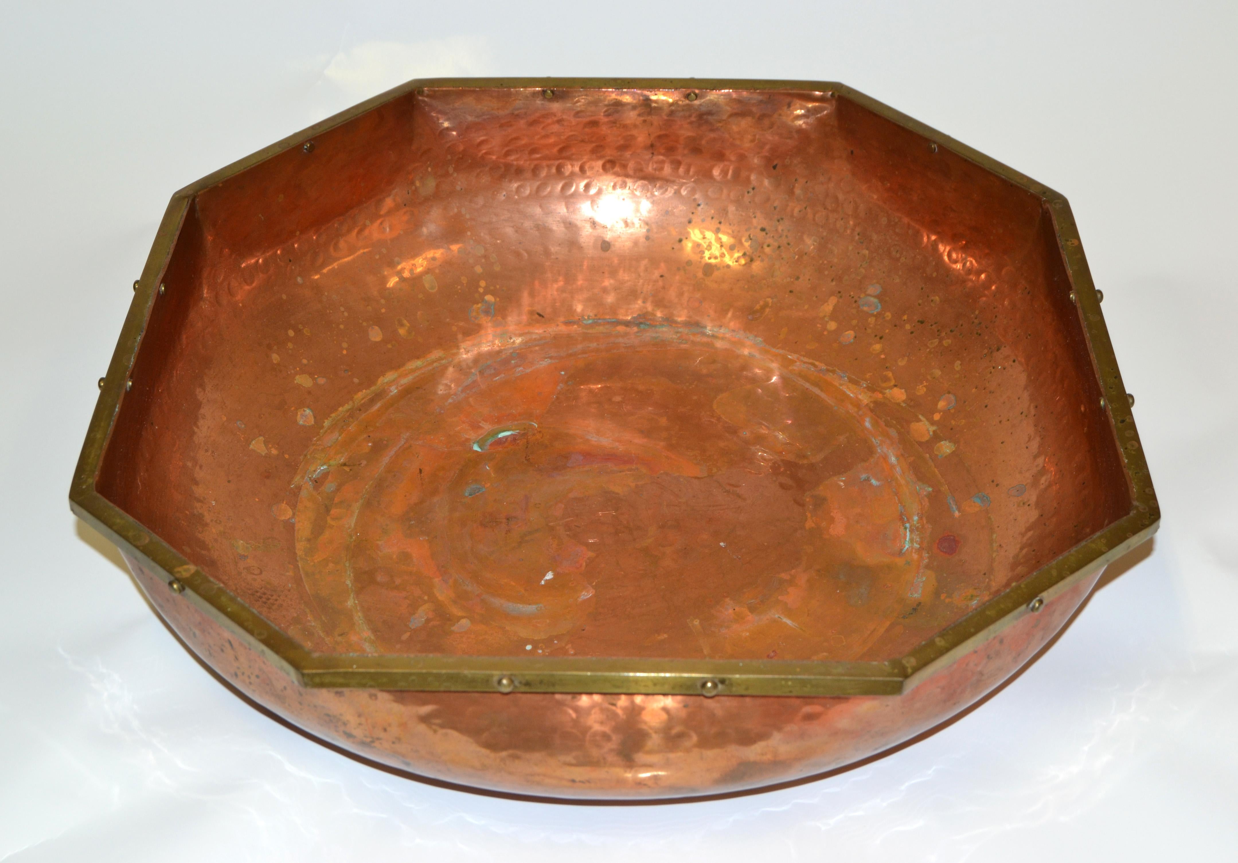 Art Deco French Hand-Hammered Copper, Brass & Bronze Centerpiece Decorative Bowl In Good Condition For Sale In Miami, FL