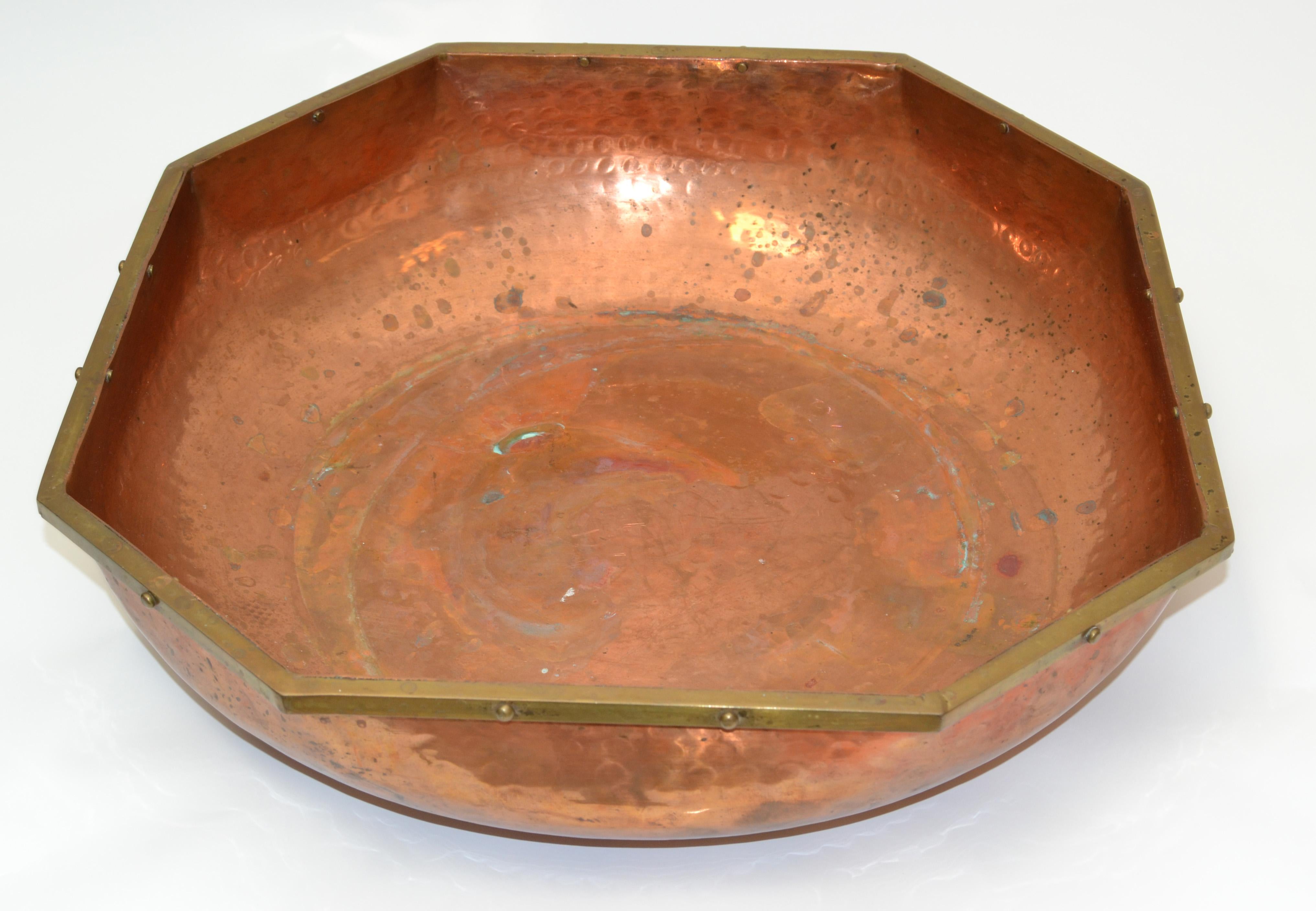 Mid-20th Century Art Deco French Hand-Hammered Copper, Brass & Bronze Centerpiece Decorative Bowl For Sale