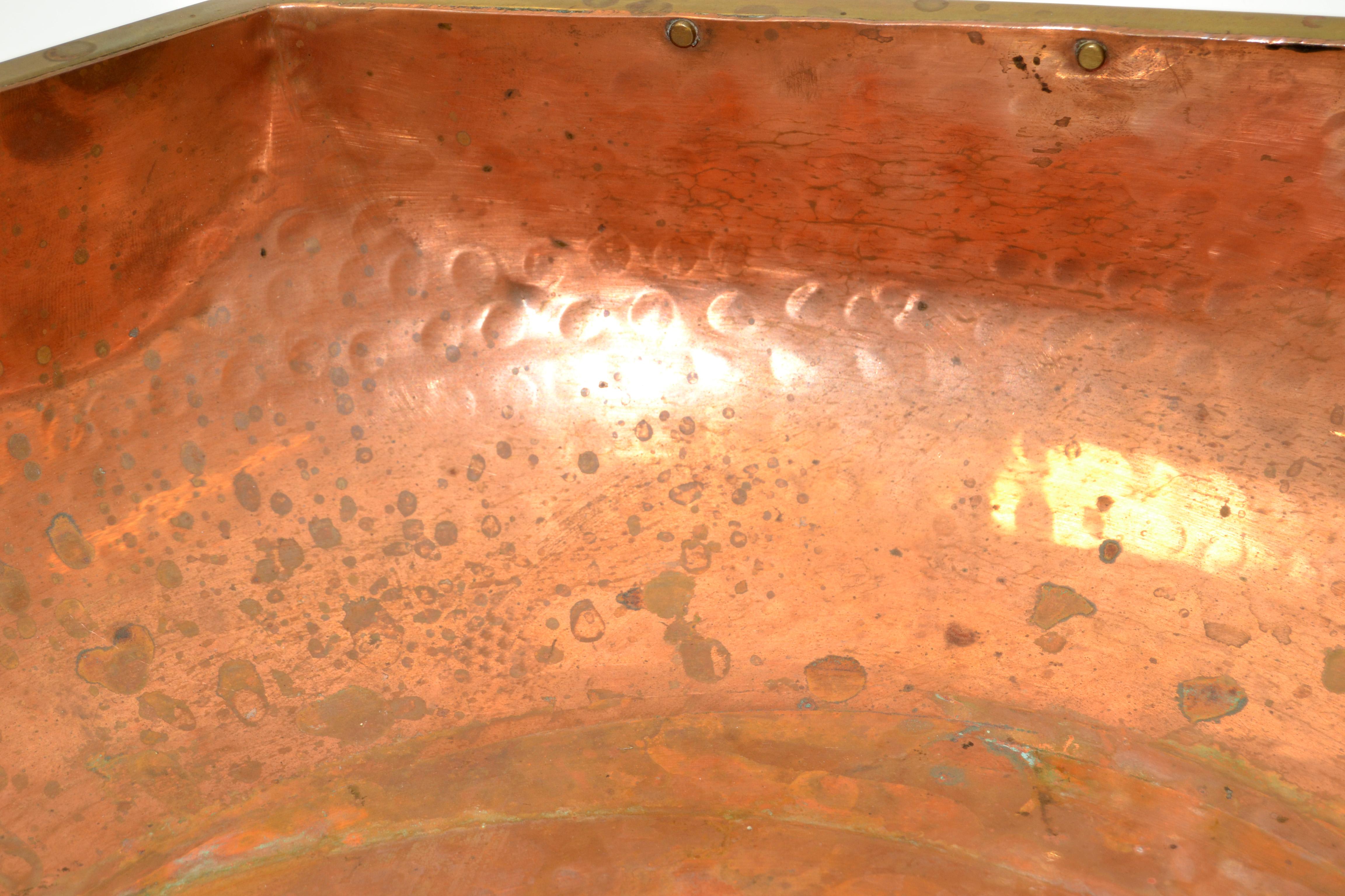Französische dekorative Schale im Art-déco-Stil aus handgehämmertem Kupfer, Messing und Bronze im Angebot 2