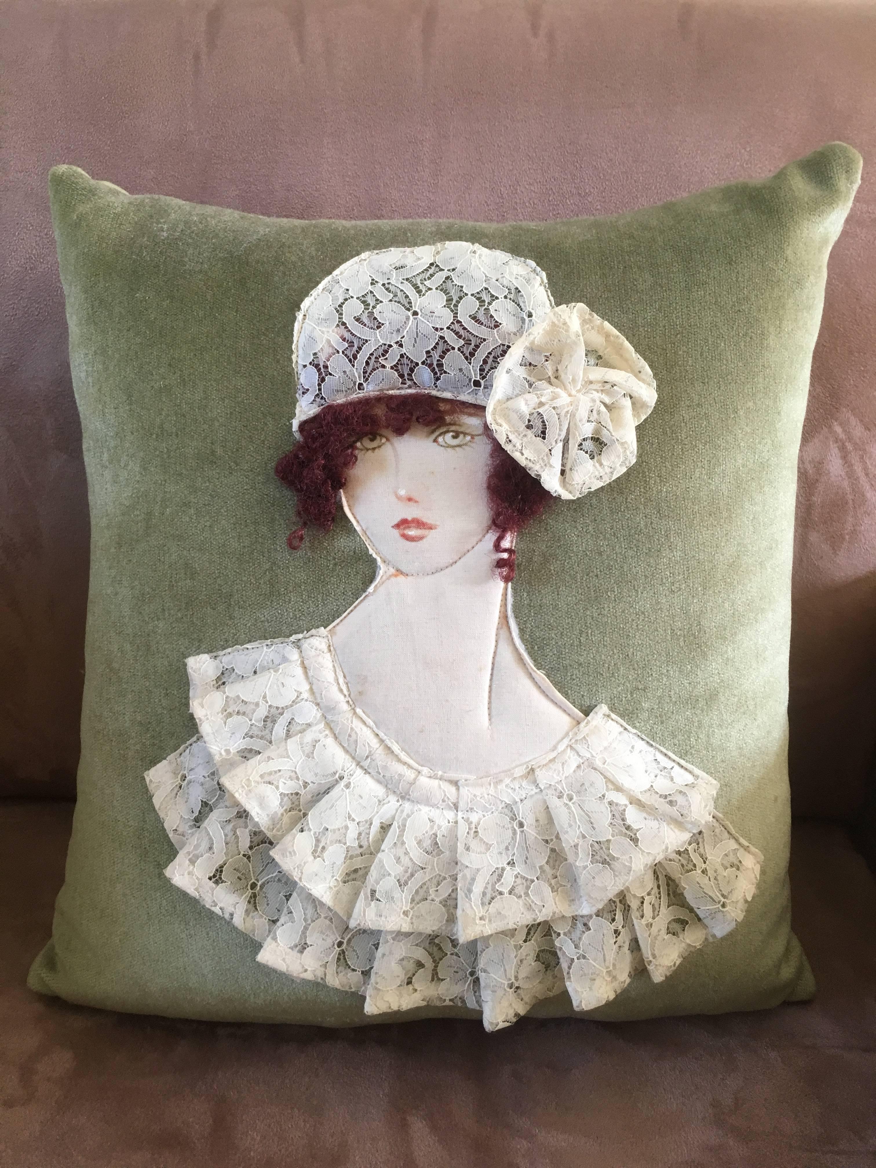 Unique Art Deco handwoven art cushion in green velvet, representing a typical woman model of the 1920s, in France.
The decor is embossed, consisting of a hat, a flower and a dress in old lace and curly hair in nylon. The green eyes and the lace