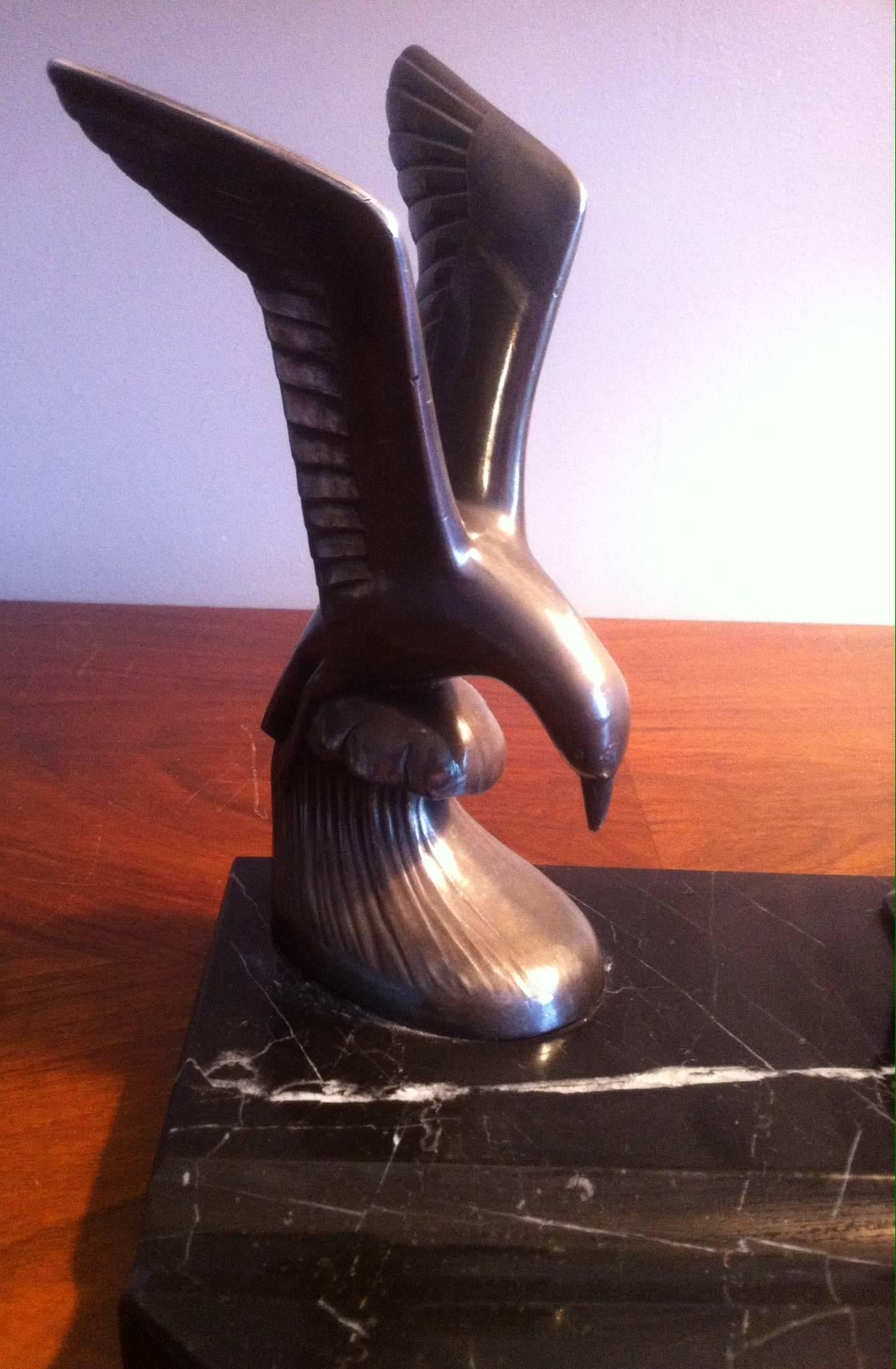 Beautiful Art Deco French inkwell in black marble with white veins and bird metal sculpture in a very nice patina,

circa 1920.

Dimensions: 

Width 21 cm

Depth 14 cm

Height 17 cm.

   