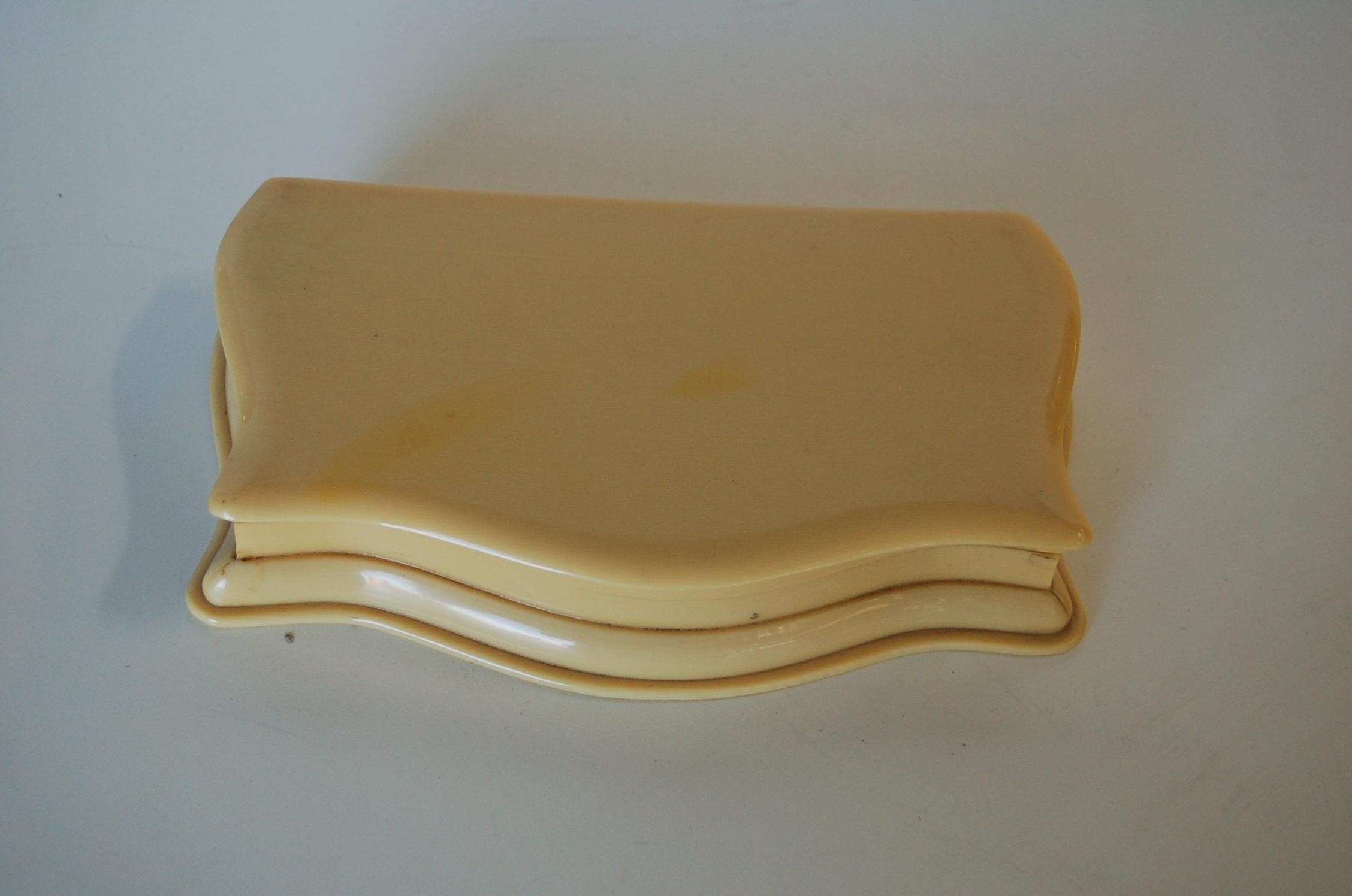 1930s Art Deco French ivory (celluloid) vanity jewelry box mauve velvet lined and scalloped edges.

Measures: 1.5