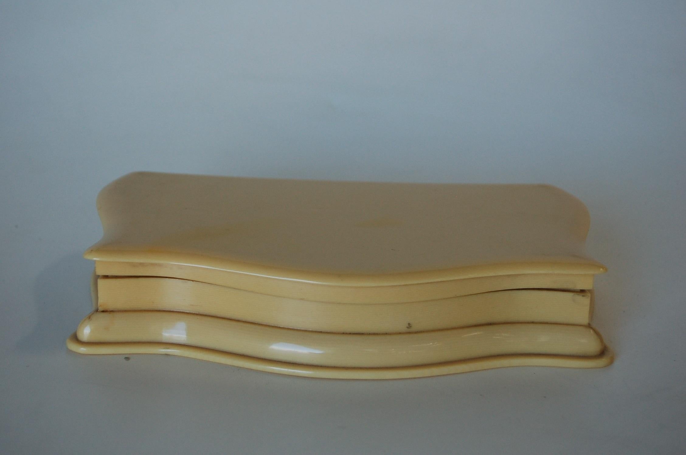 Art Deco French Ivory 'Celluloid' Vanity Jewelry Box In Excellent Condition In Van Nuys, CA