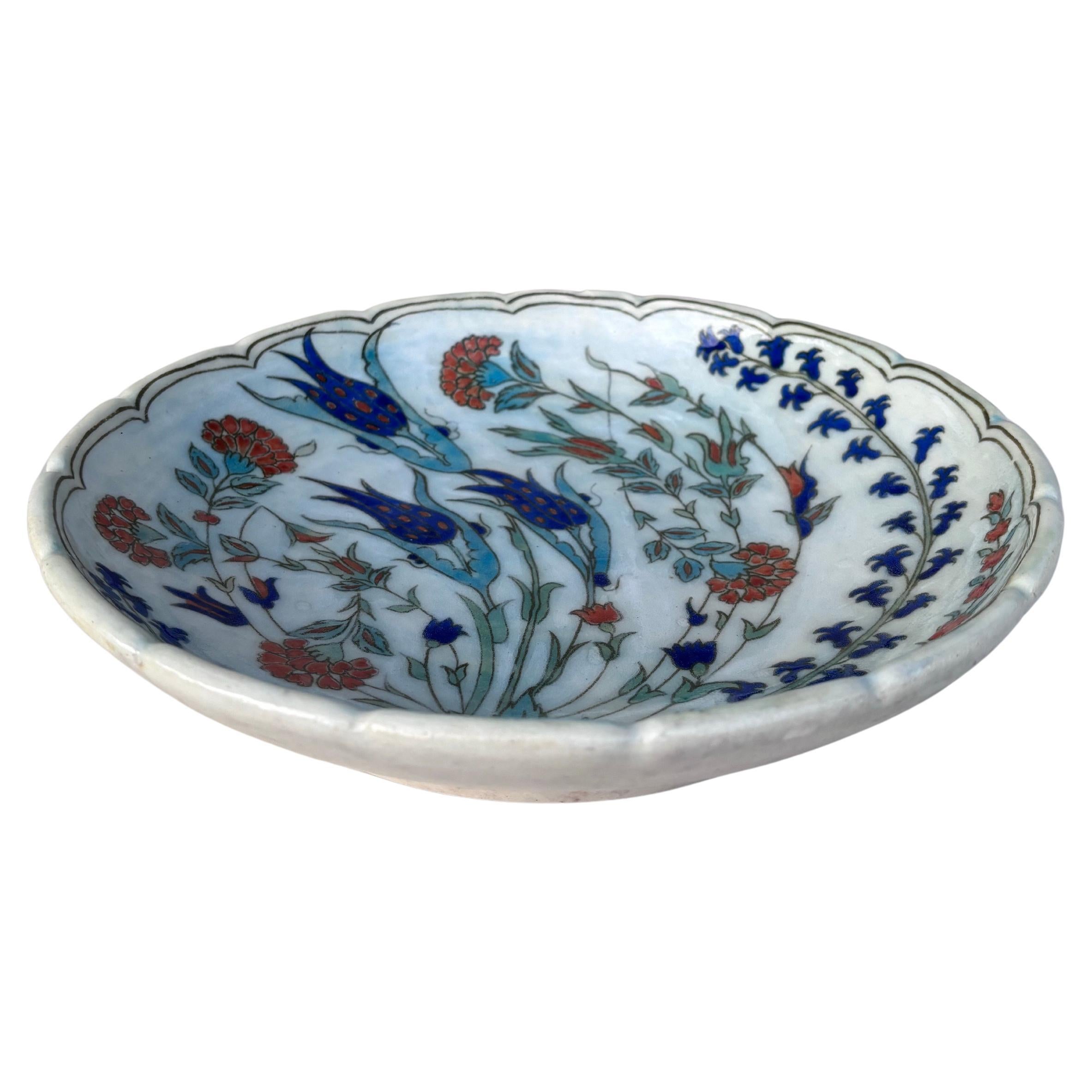 Piatto da portata francese Iznik in stile Art Deco di Edmond Lachenal.
tulipani blu e garofani rossi.
Diametro / 10,5 pollici.
H. / 2,2 pollici.
Edmond Lachenal ( 1855 - 1948) è stato un ceramista francese. È stato una figura chiave del movimento