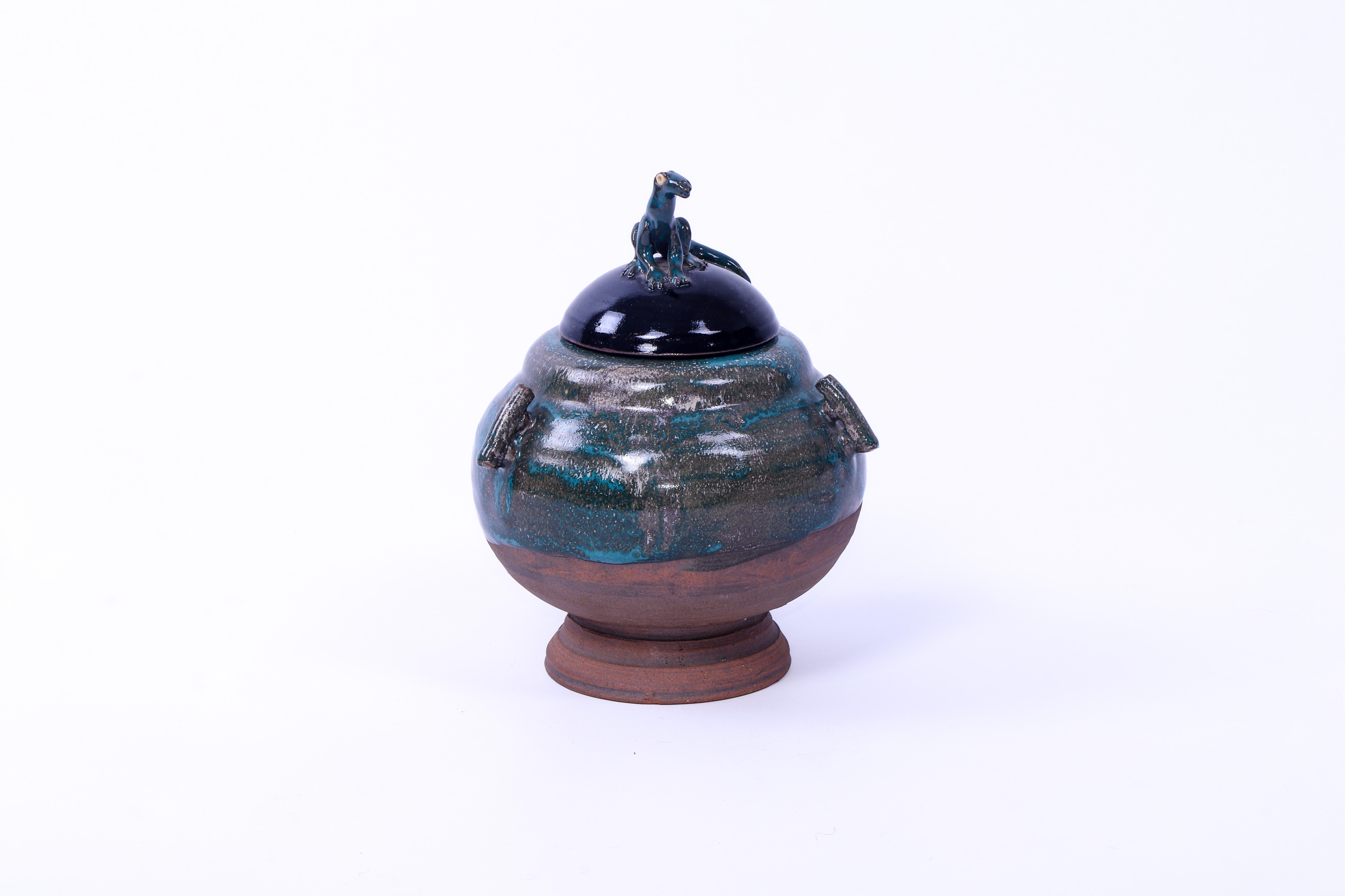 Vaso in terracotta con figura di lucertola sul coperchio. Firmato 'AP' sotto la base. Condizioni eccellenti. 
