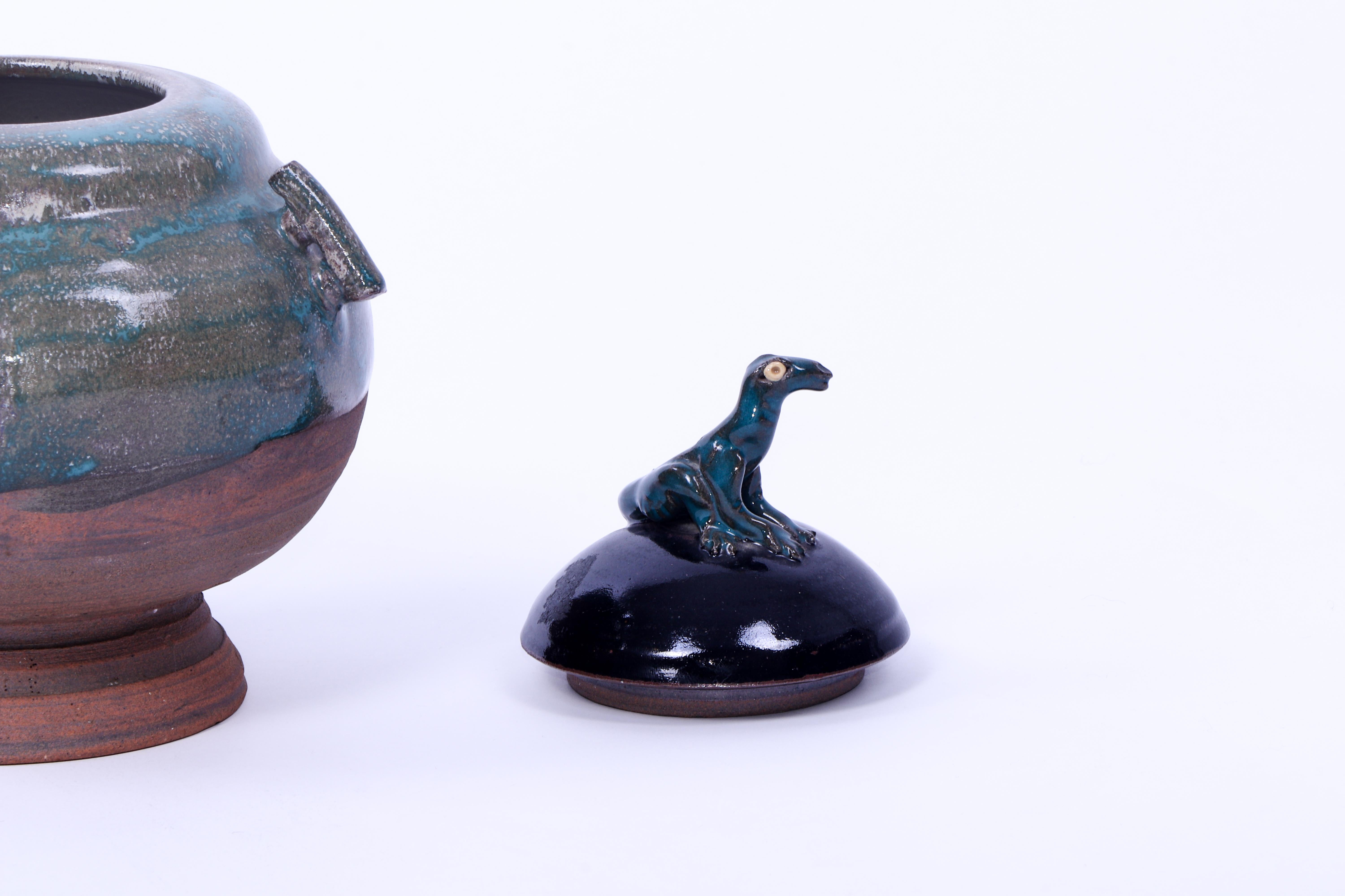 Metà XX secolo Vaso francese Art Deco con lucertola sul coperchio in vendita