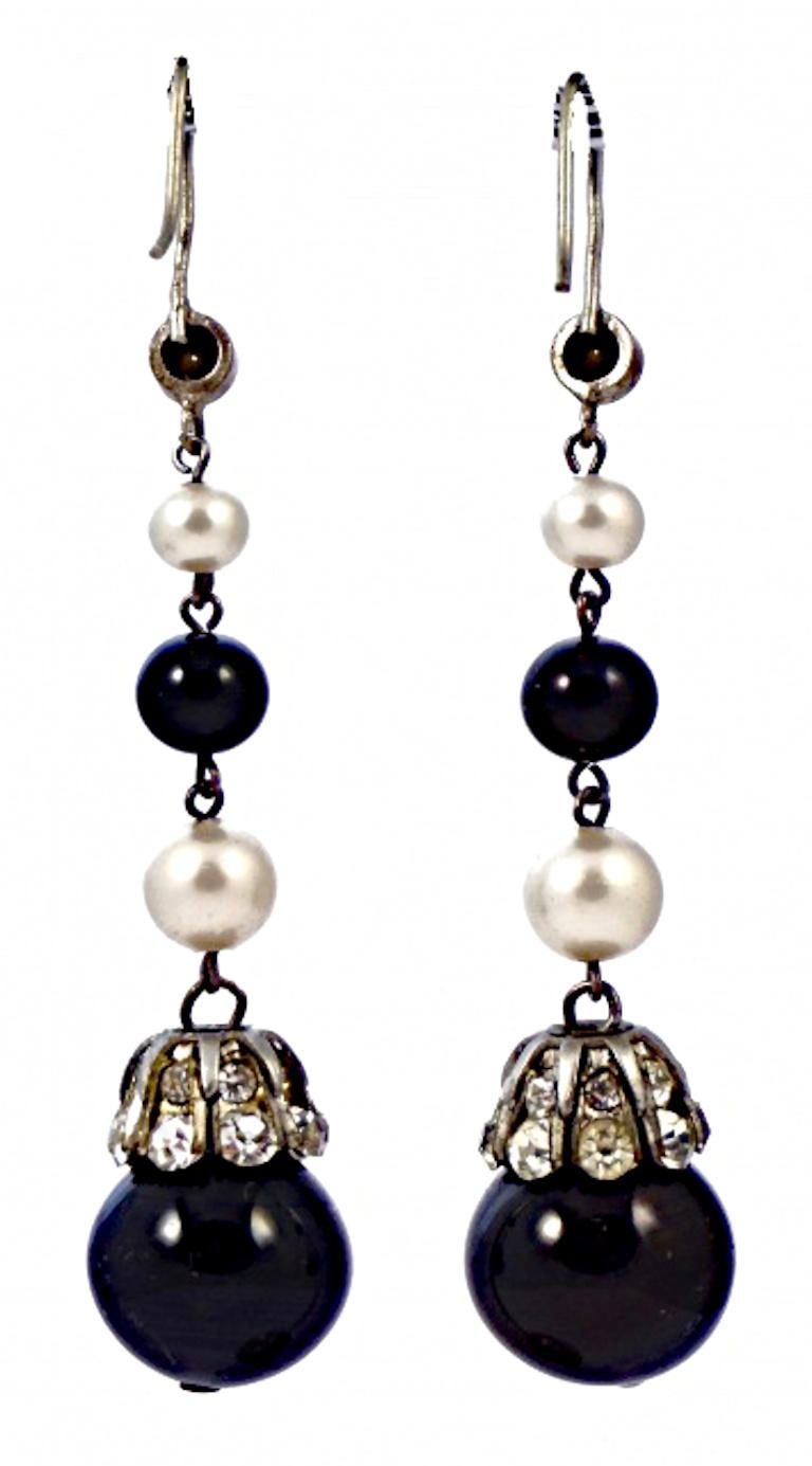 Wunderschöne versilberte Art Deco Ohrringe aus französischem Jet und cremefarbenen Perlen, mit Strasssteinbesatz und einem einzelnen Strassstein am Ende des Hakens. Messlänge 6 cm / 2,3 Zoll. Die Versilberung weist Gebrauchsspuren auf. Die