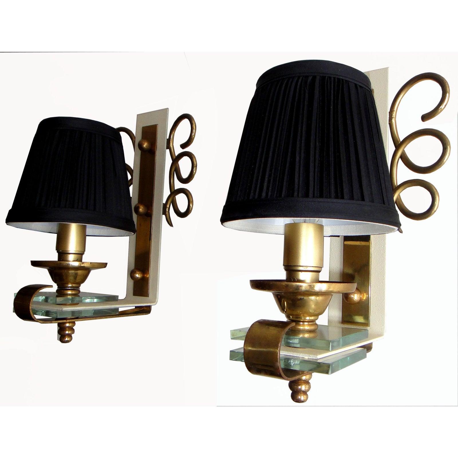 Français Paire d'appliques Art Déco françaises en laiton et cristal de style Jules Leleu en vente