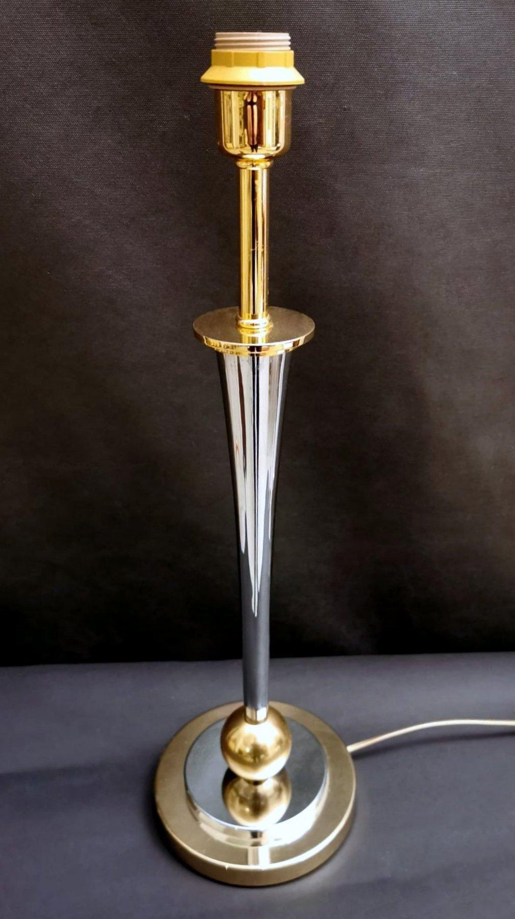 We kindly suggest you read the whole description, because with it we try to give you detailed technical and historical information to guarantee the authenticity of our objects.
Elegant and linear lamp in nickel and gilded brass; the solid round