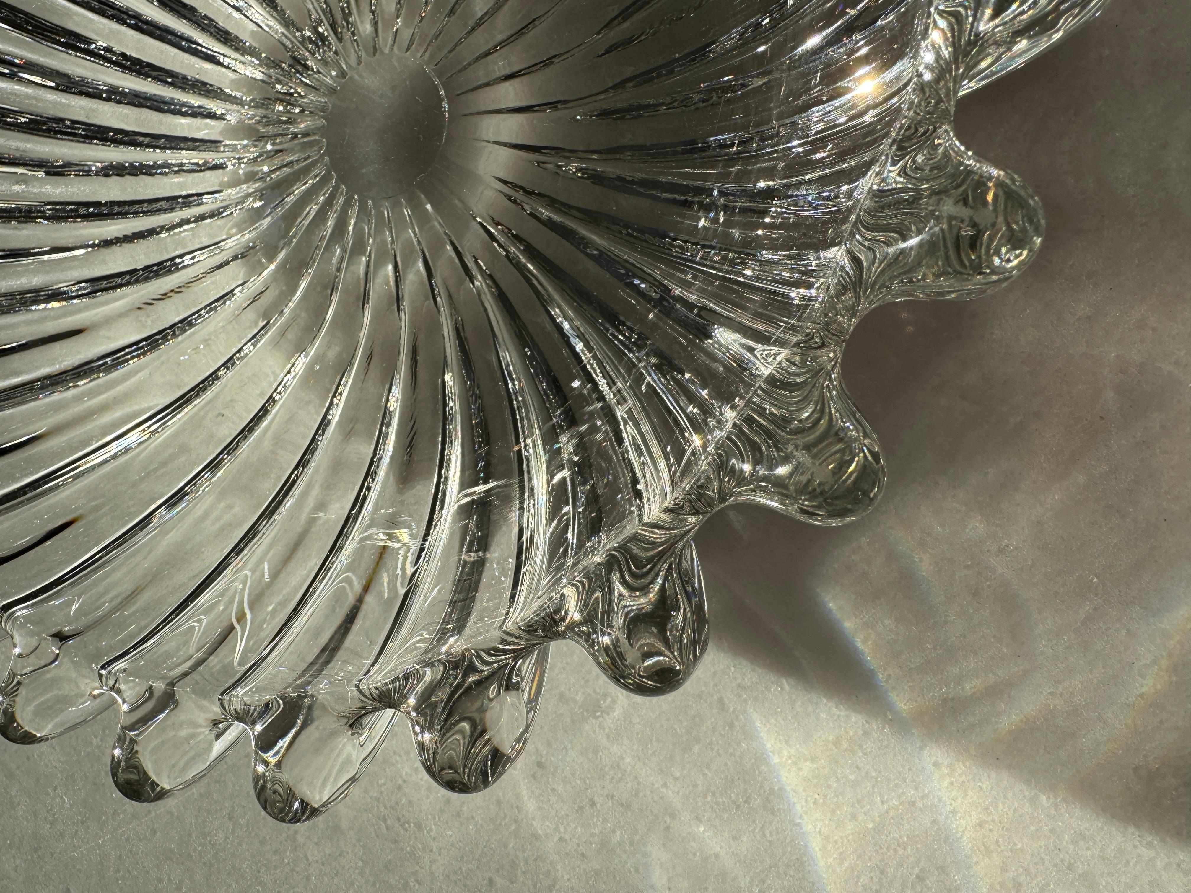 Grande coupe à fruits, à salade, à dessert ou pièce centrale des années 1920 en cristal clair et transparent. 

La manufacture royale Bayel est née en 1666, cent ans avant Baccarat, à la demande de Louis XIV et de Colbert. Ils ont produit pour la