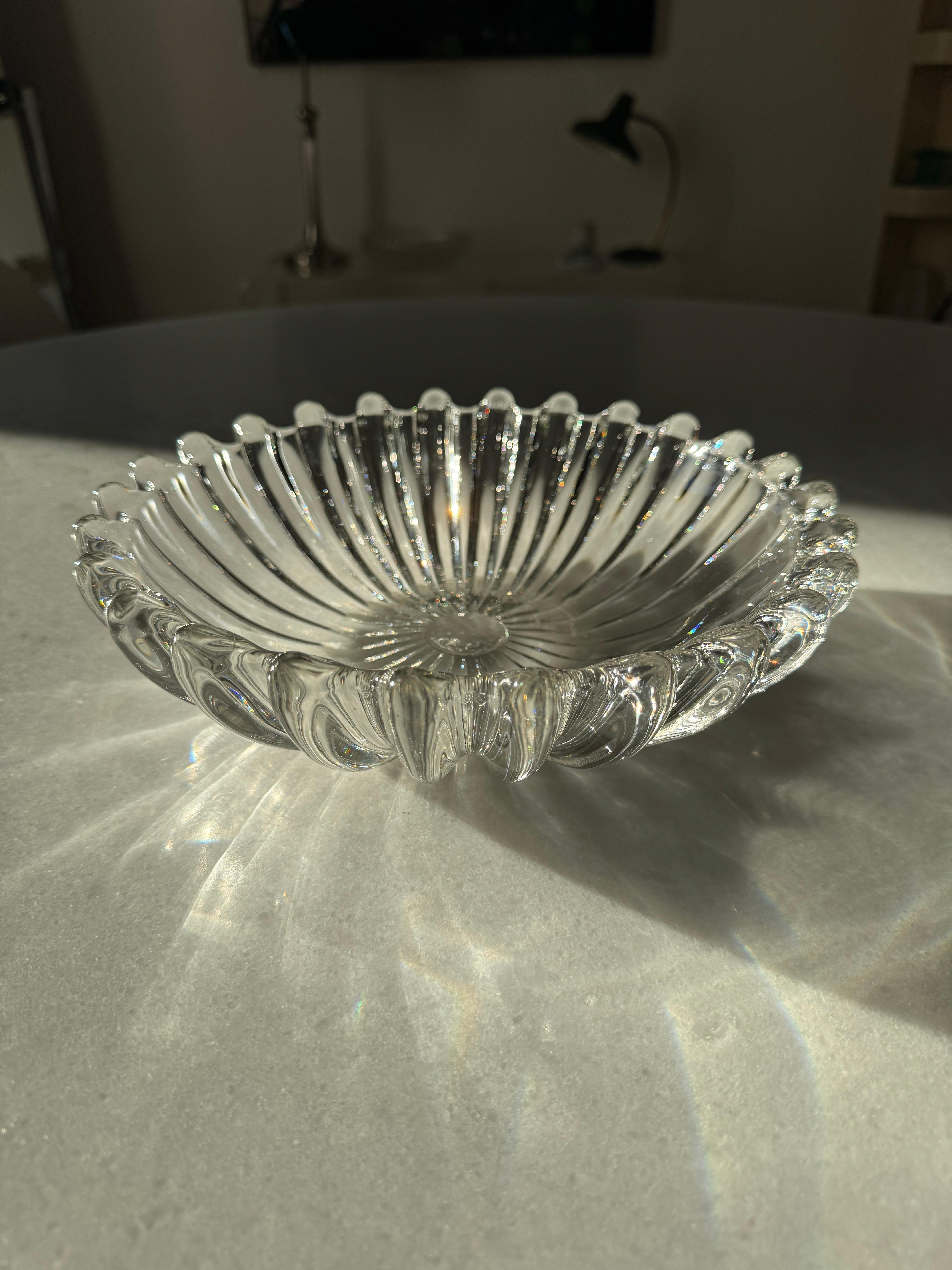 Français Grand bol ou pièce centrale Art Déco français en cristal de Bayel en vente