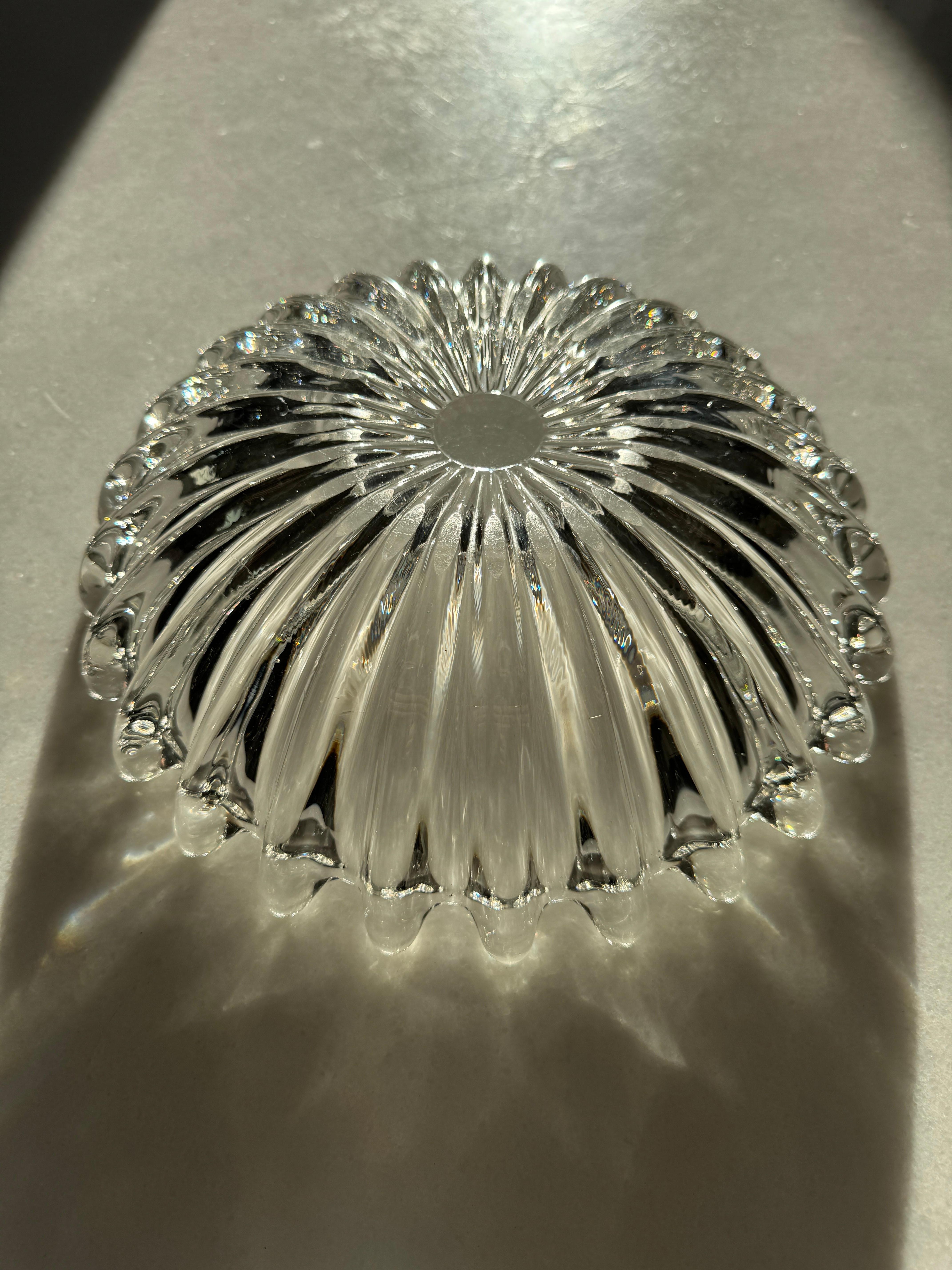 Moulé Grand bol ou pièce centrale Art Déco français en cristal de Bayel en vente