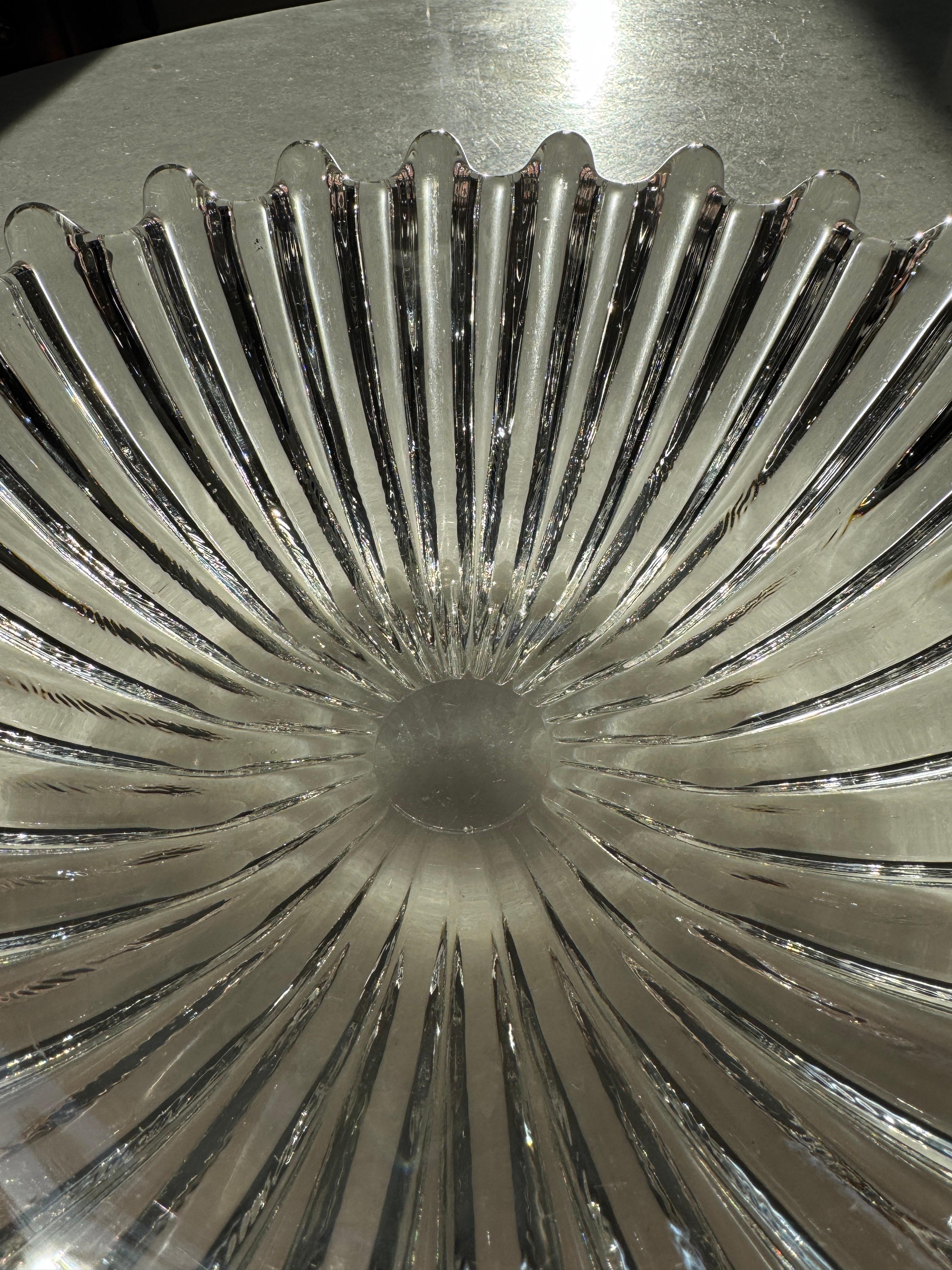 Cristal Grand bol ou pièce centrale Art Déco français en cristal de Bayel en vente