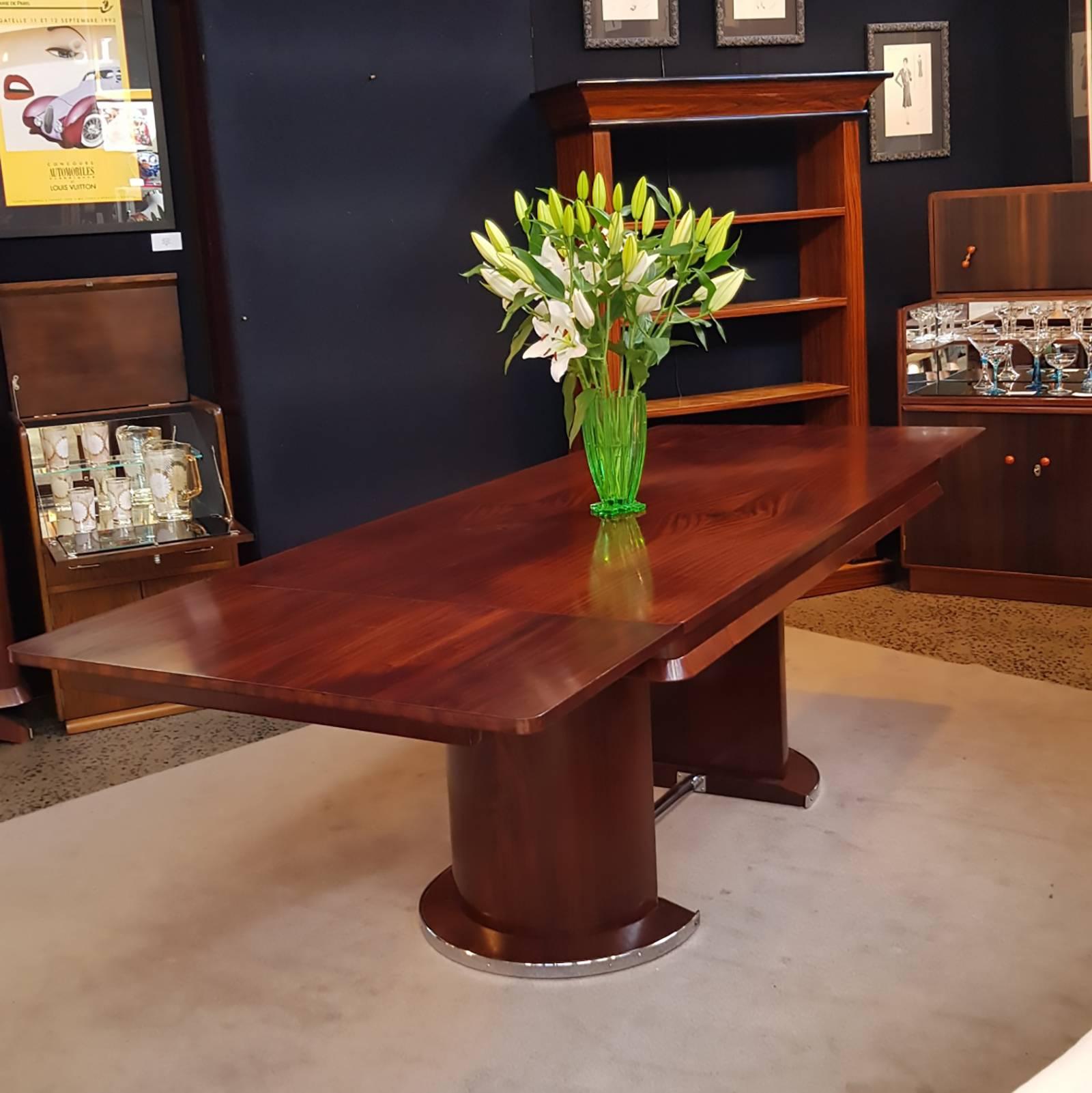 A French Art Deco extendable dining table in Macassar wood, incl. two Leaves, all made with intensive attention to detail. The condition is immaculate with a slight soft age patina. The top surface is quartered veneer so the table centre area is