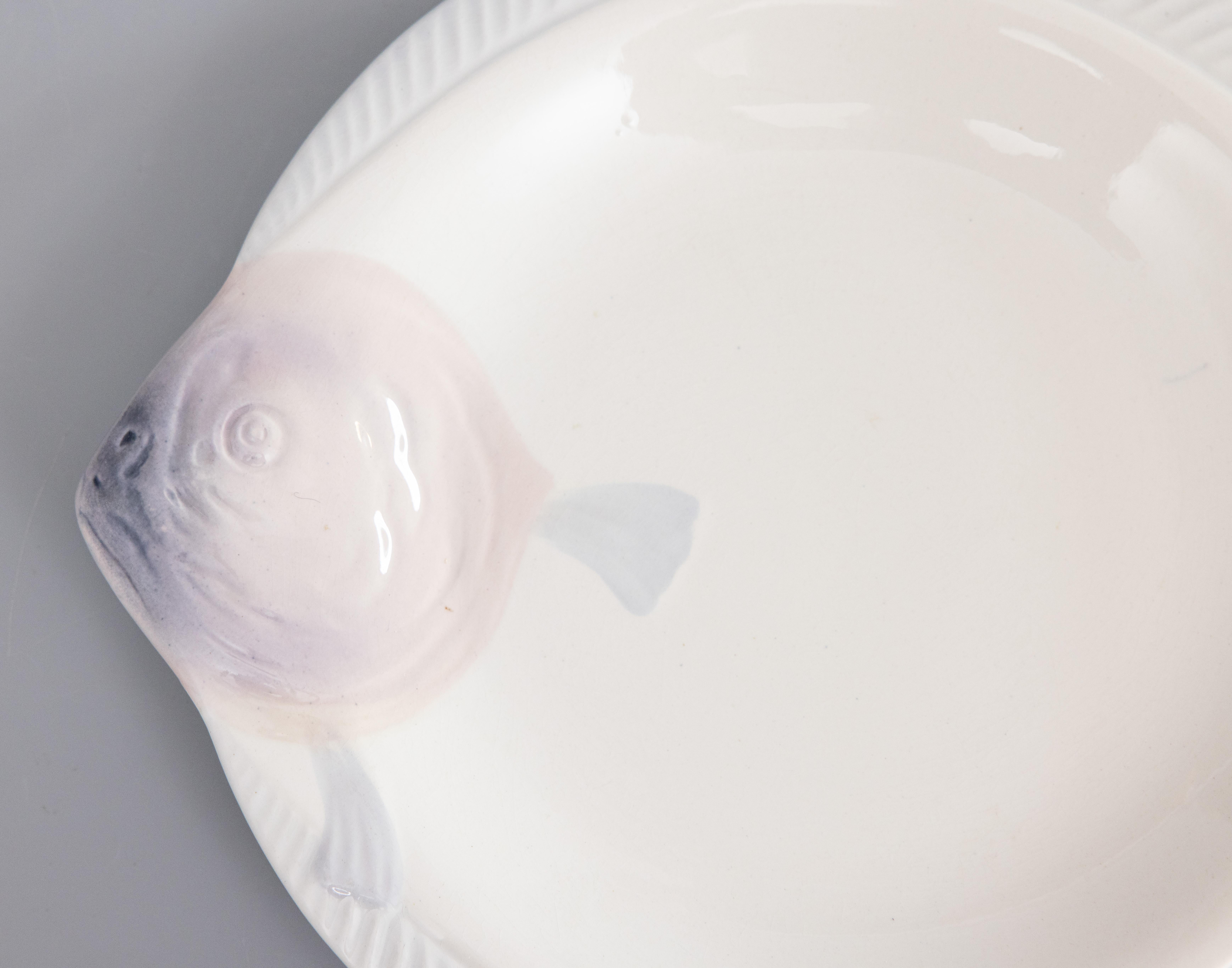 Une élégante assiette à poisson Art déco en majolique française CIRCA, vers 1930. Marque du fabricant au revers. Il s'agit d'une couleur rare, le blanc avec de jolis accents lilas violet doux, et il s'affiche magnifiquement, parfait pour votre décor