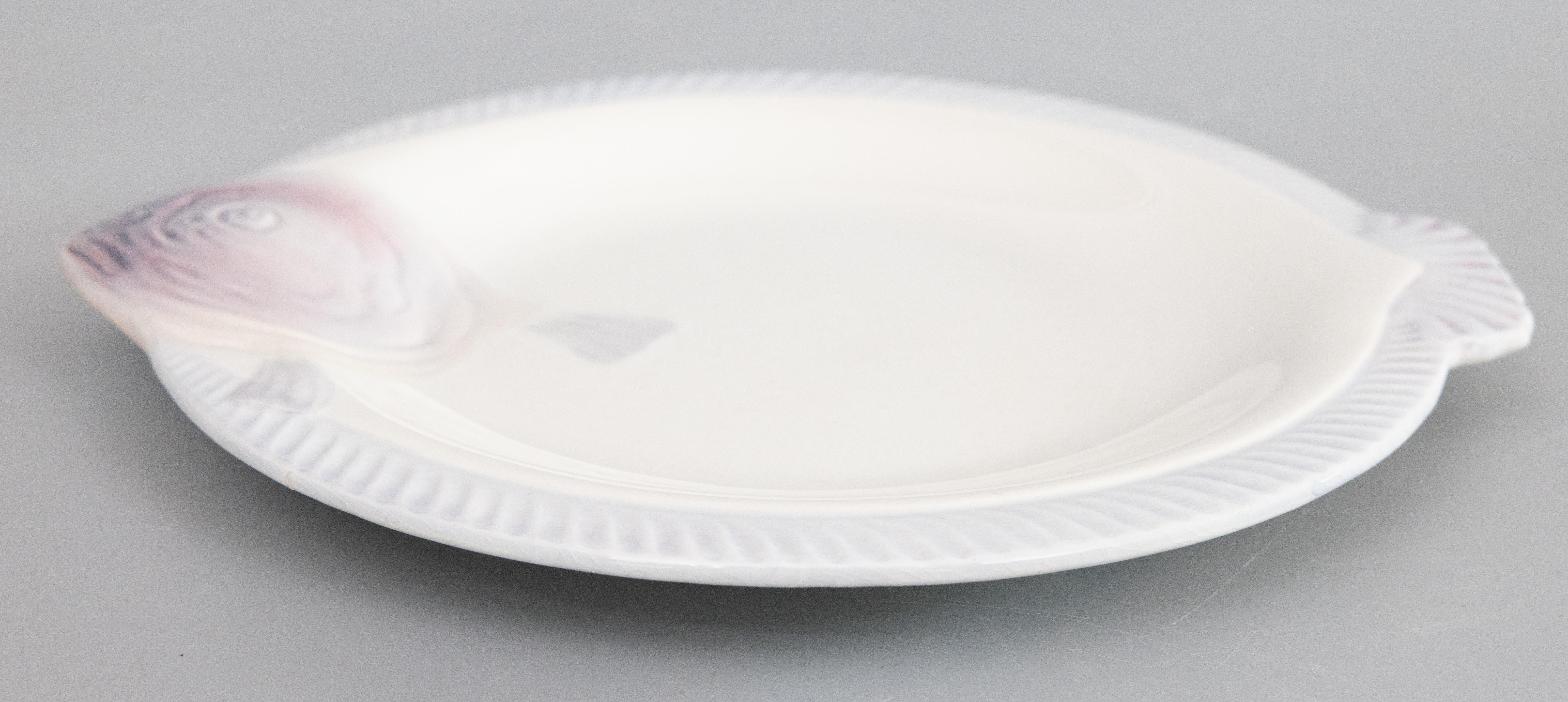 Français Assiette à poisson Art Déco en majolique de Longwy, Circa 1930 en vente