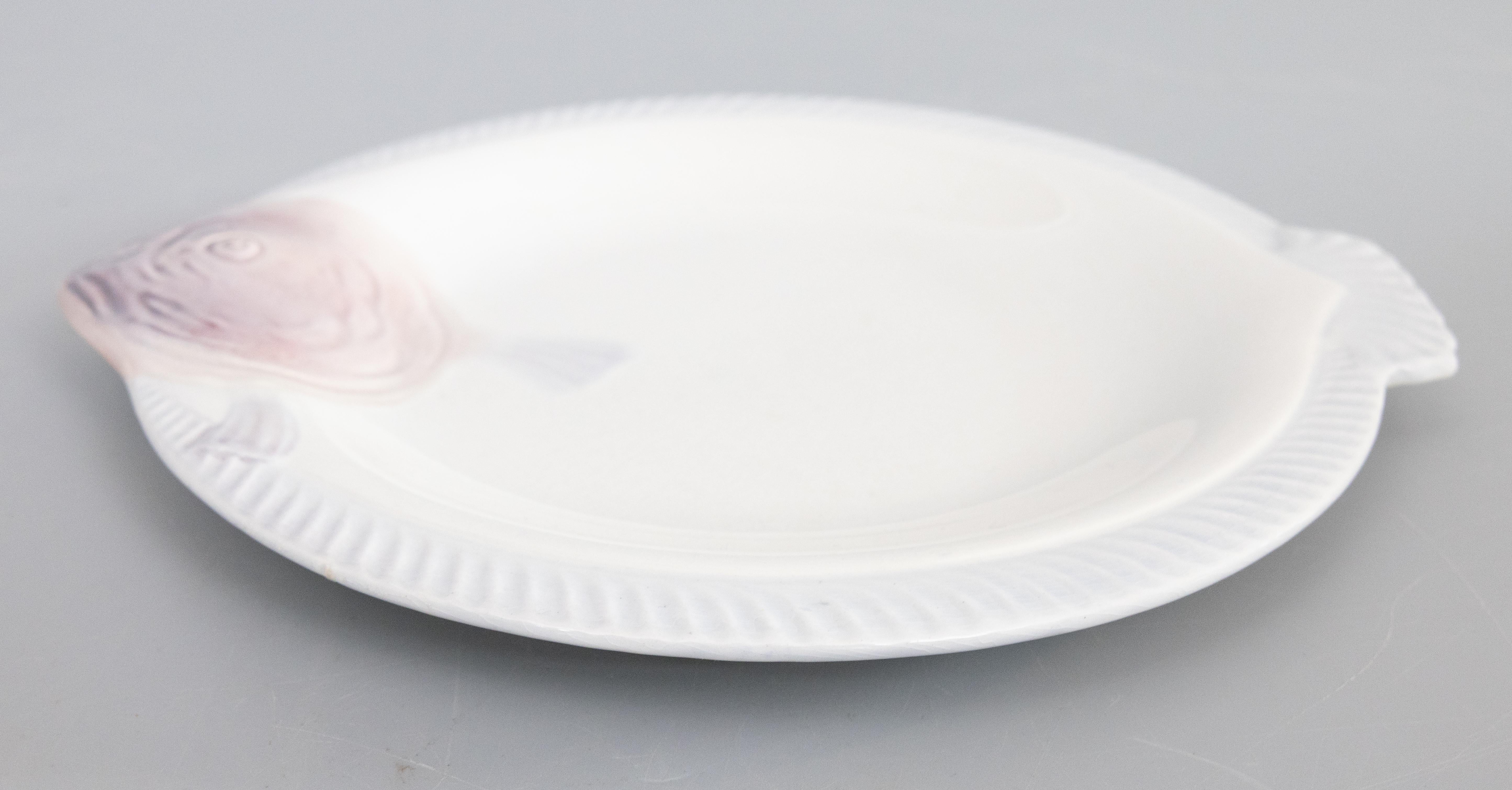 Français Assiette à poisson Art Déco en majolique de Longwy, Circa 1930 en vente