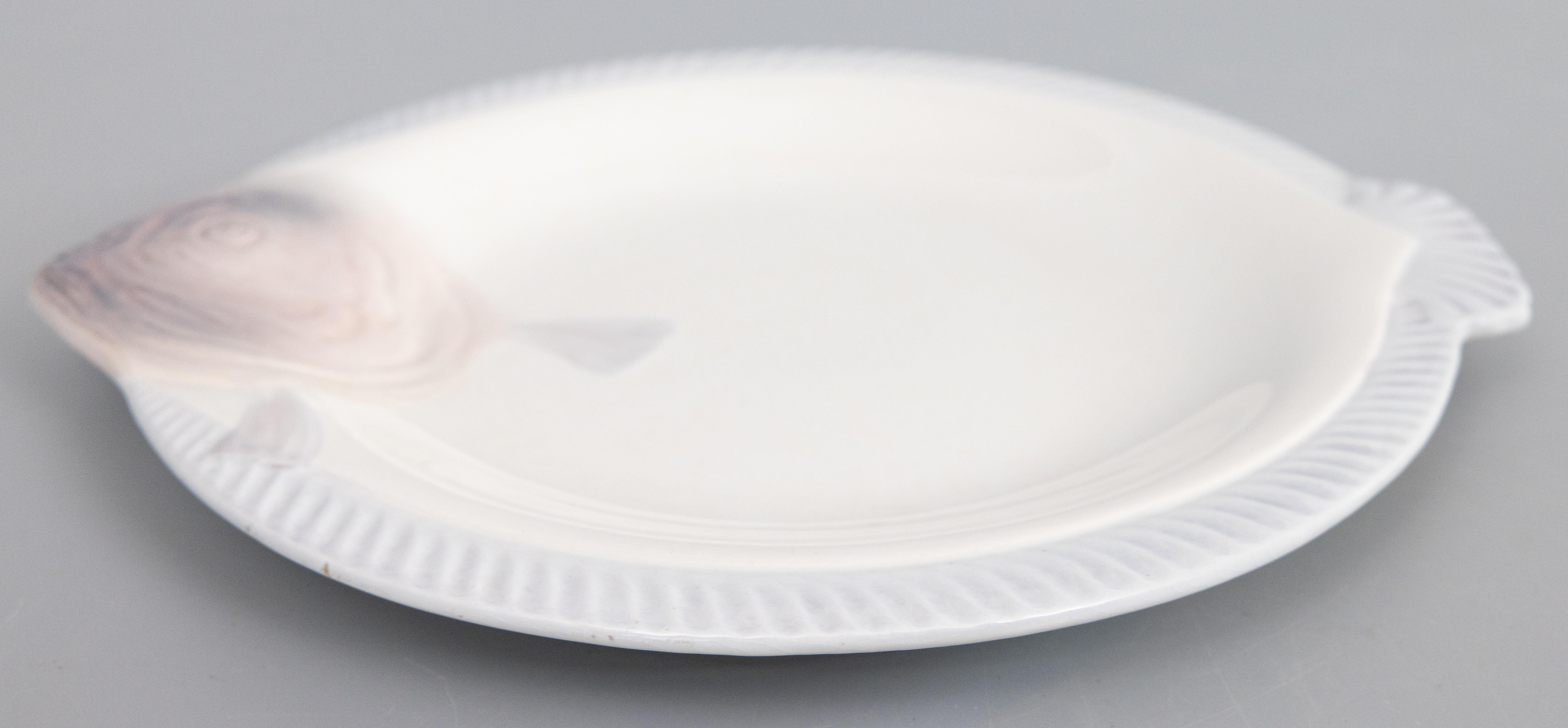 Français Assiette à poisson Art Déco en majolique de Longwy, Circa 1930 en vente