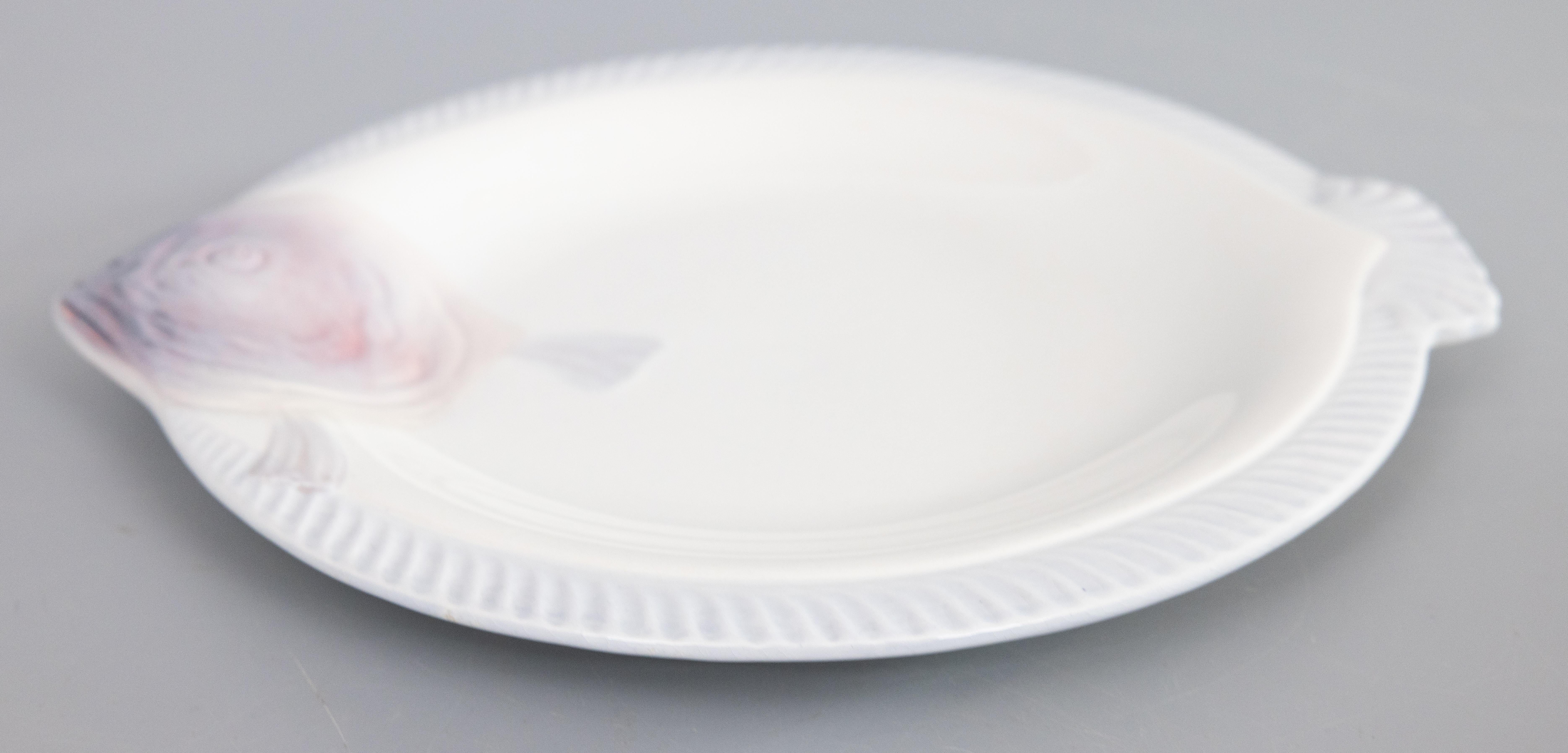 Français Assiette à poisson Art Déco en majolique de Longwy, Circa 1930 en vente