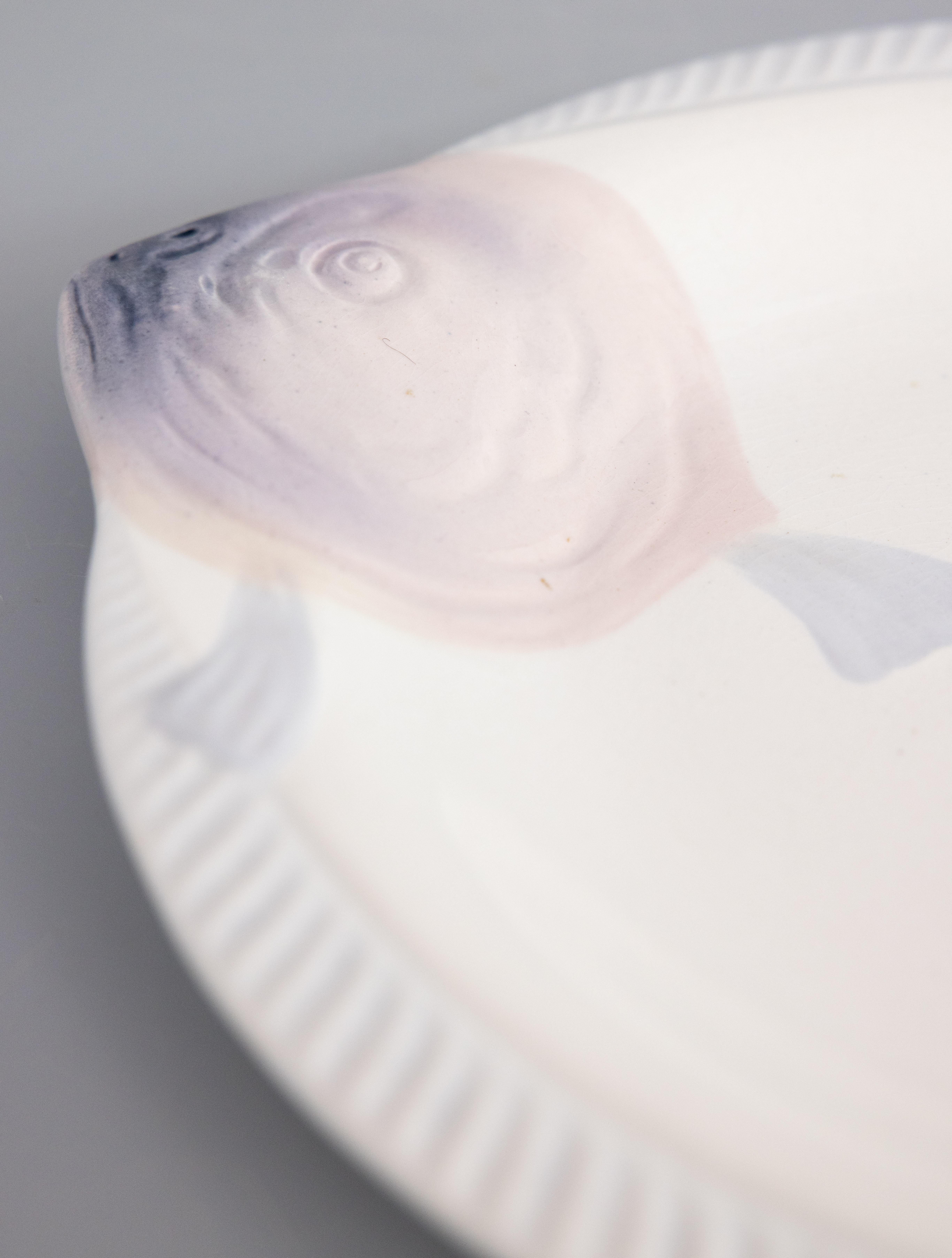 Cuit Assiette à poisson Art Déco en majolique de Longwy, Circa 1930 en vente