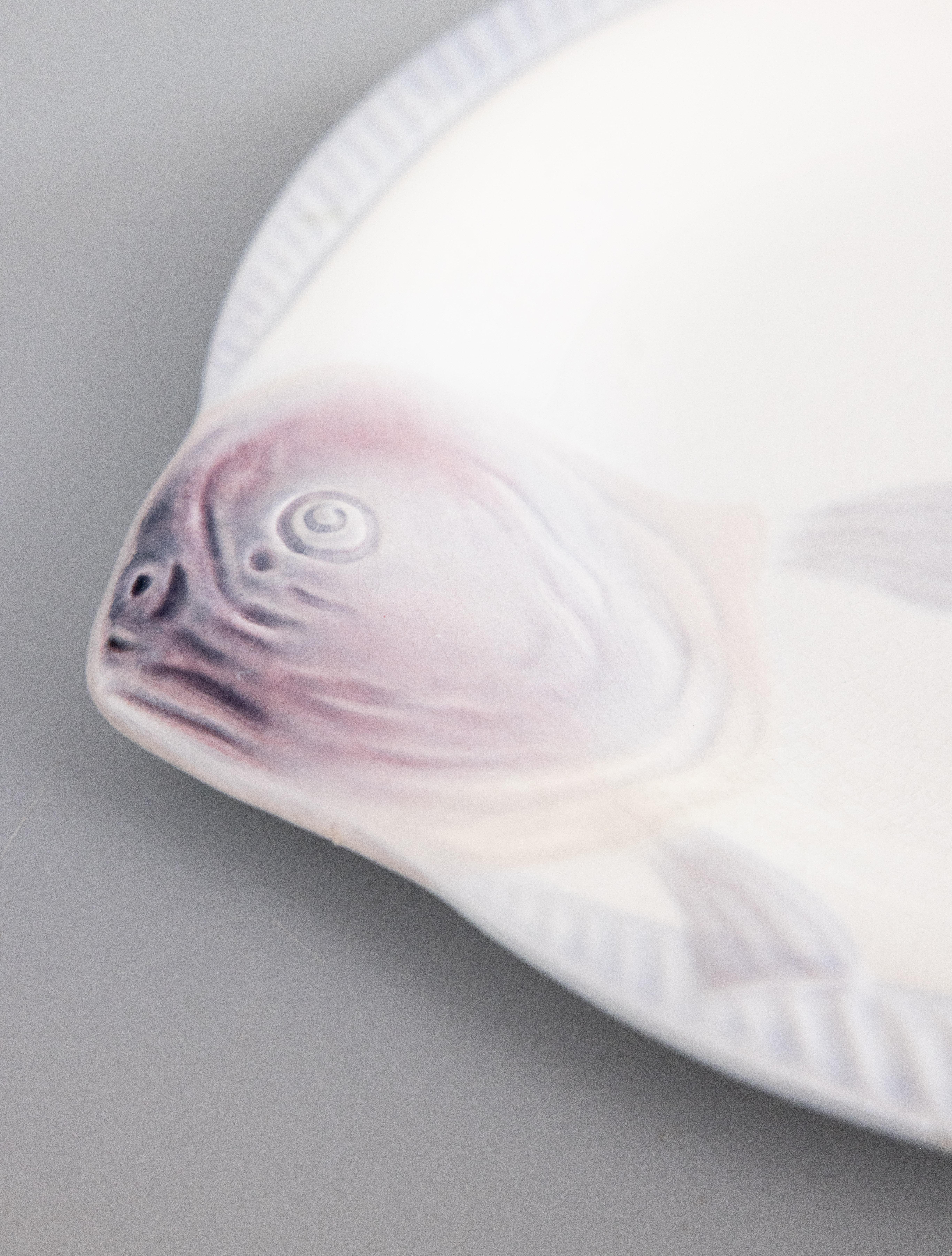 Cuit Assiette à poisson Art Déco en majolique de Longwy, Circa 1930 en vente