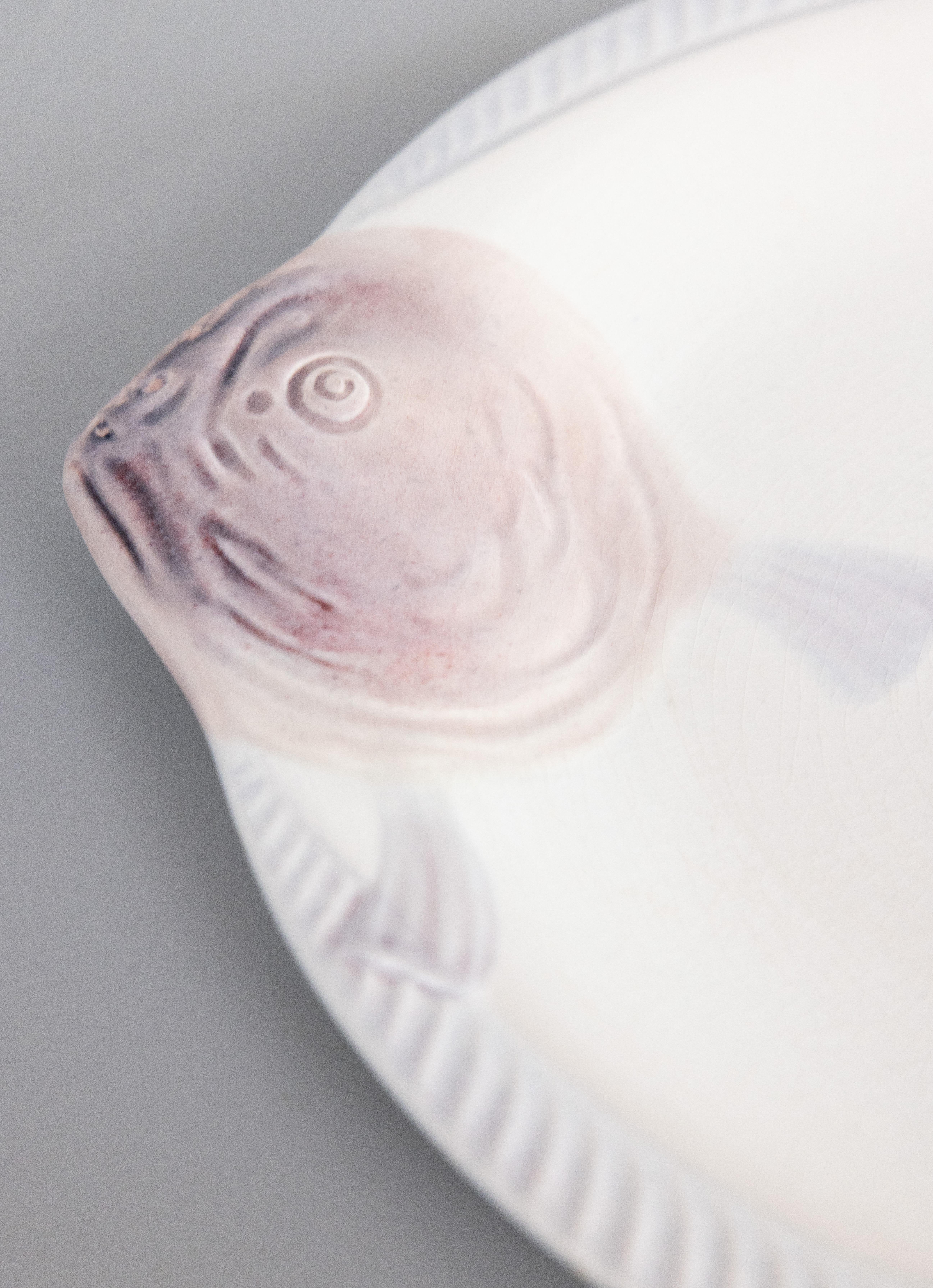 Cuit Assiette à poisson Art Déco en majolique de Longwy, Circa 1930 en vente