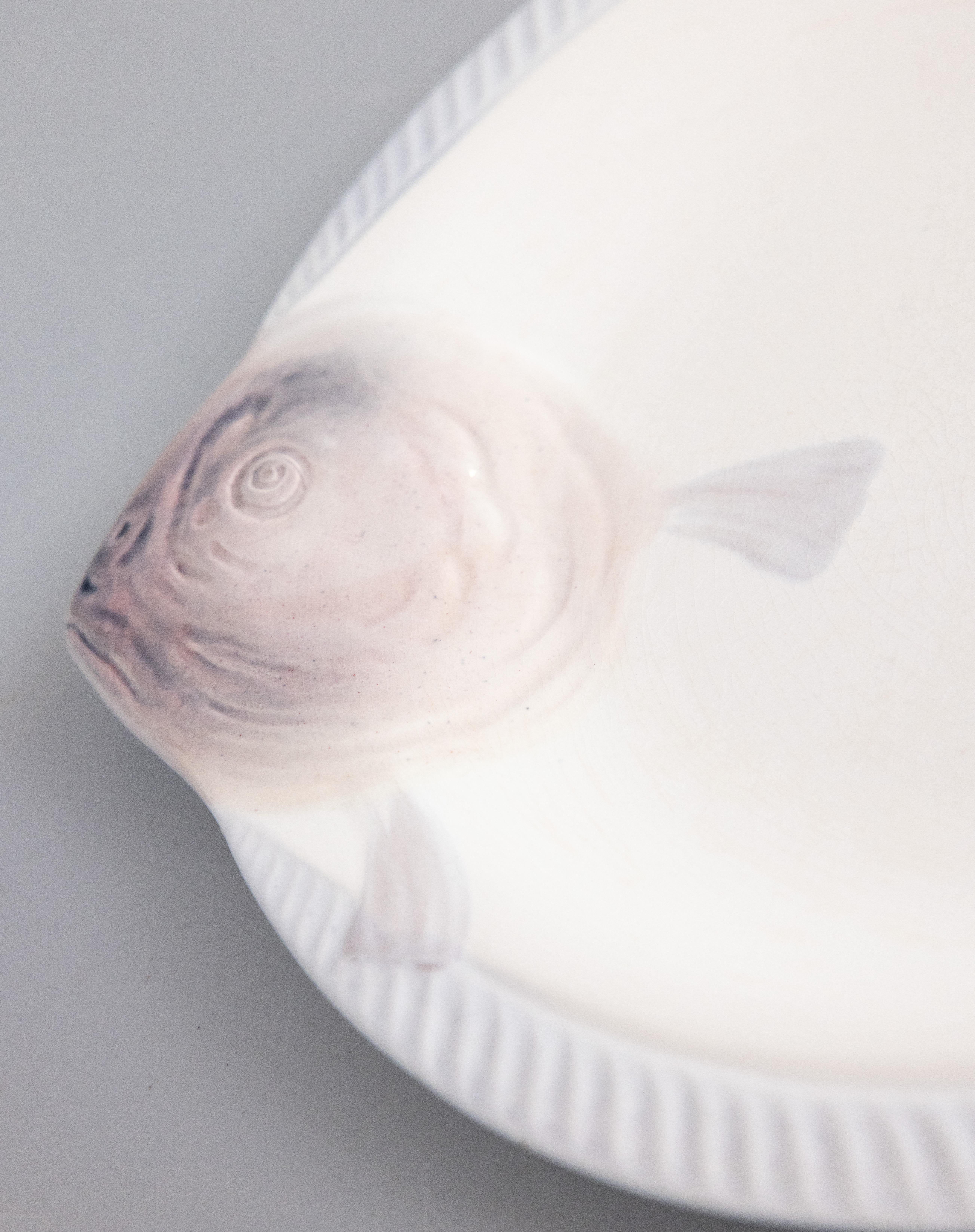 Cuit Assiette à poisson Art Déco en majolique de Longwy, Circa 1930 en vente