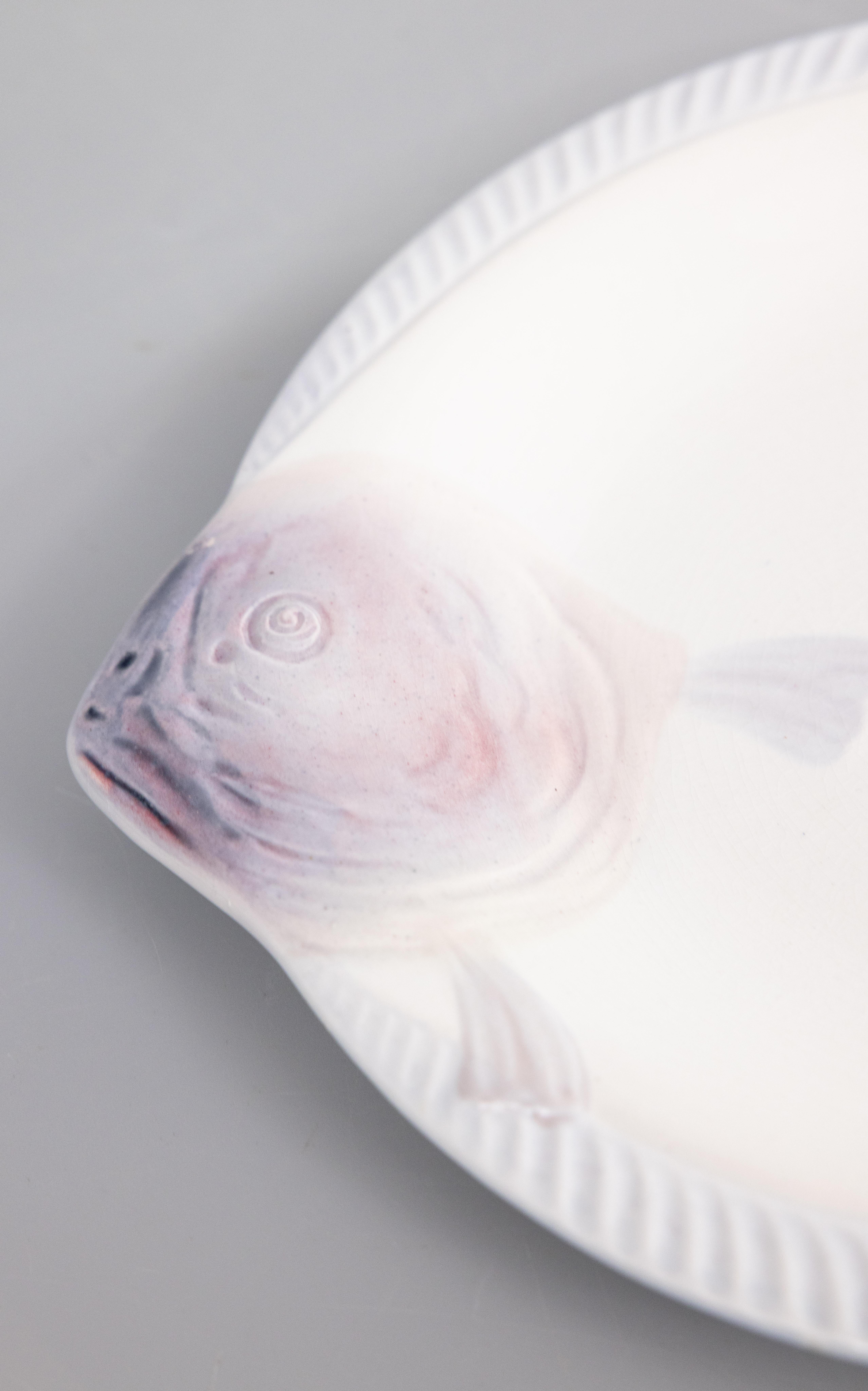 Cuit Assiette à poisson Art Déco en majolique de Longwy, Circa 1930 en vente