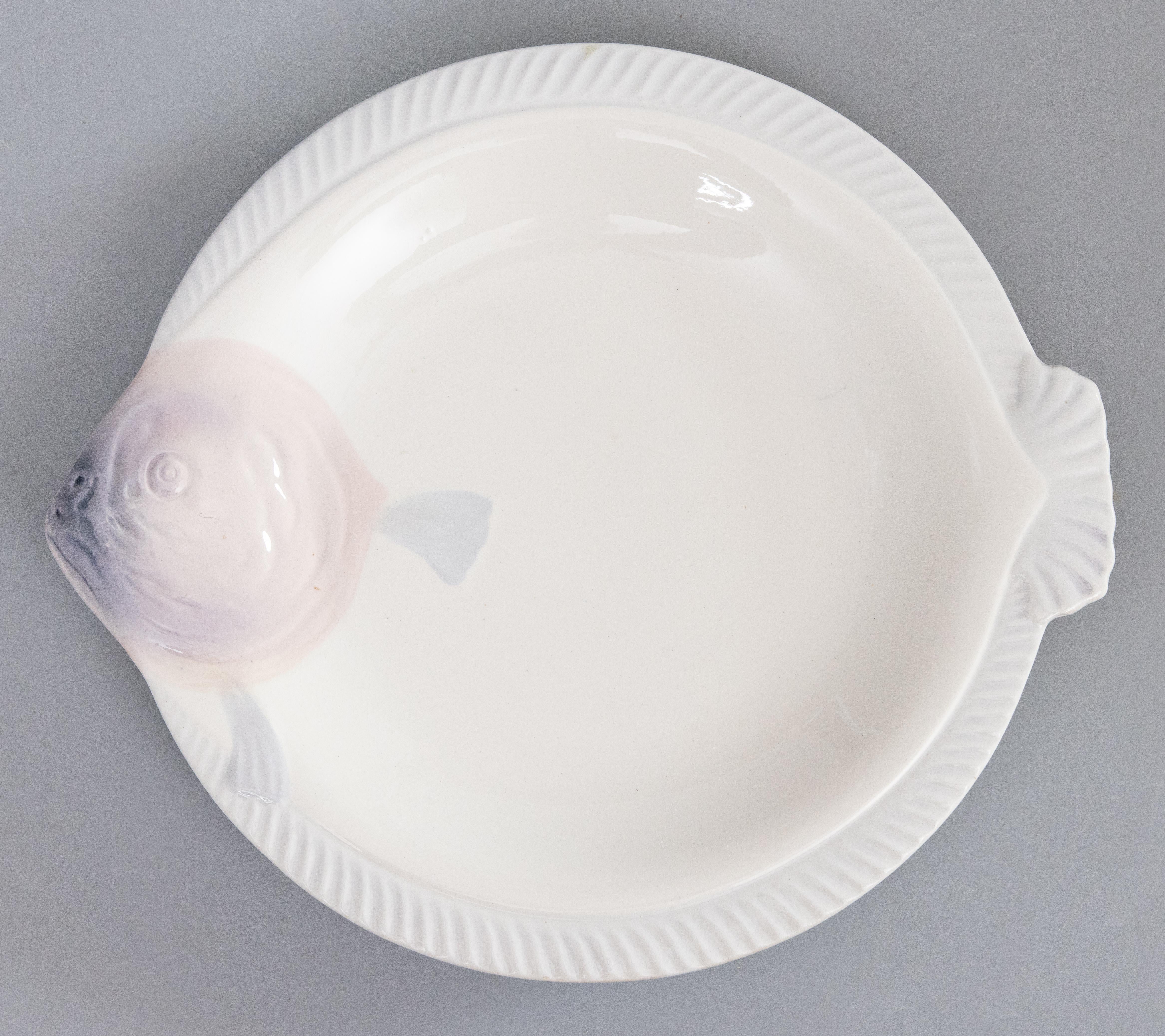 Milieu du XXe siècle Assiette à poisson Art Déco en majolique de Longwy, Circa 1930 en vente
