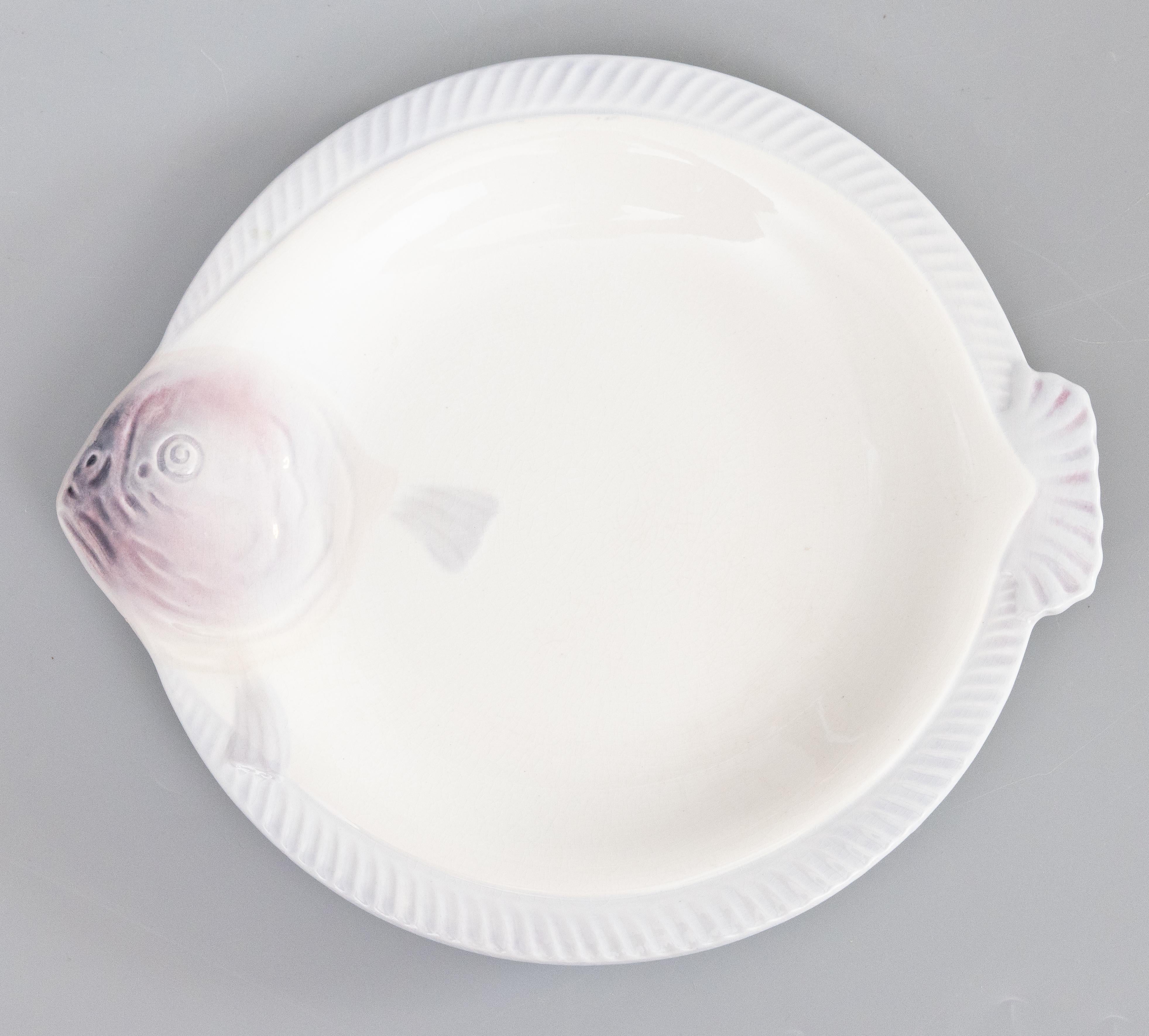 Milieu du XXe siècle Assiette à poisson Art Déco en majolique de Longwy, Circa 1930 en vente