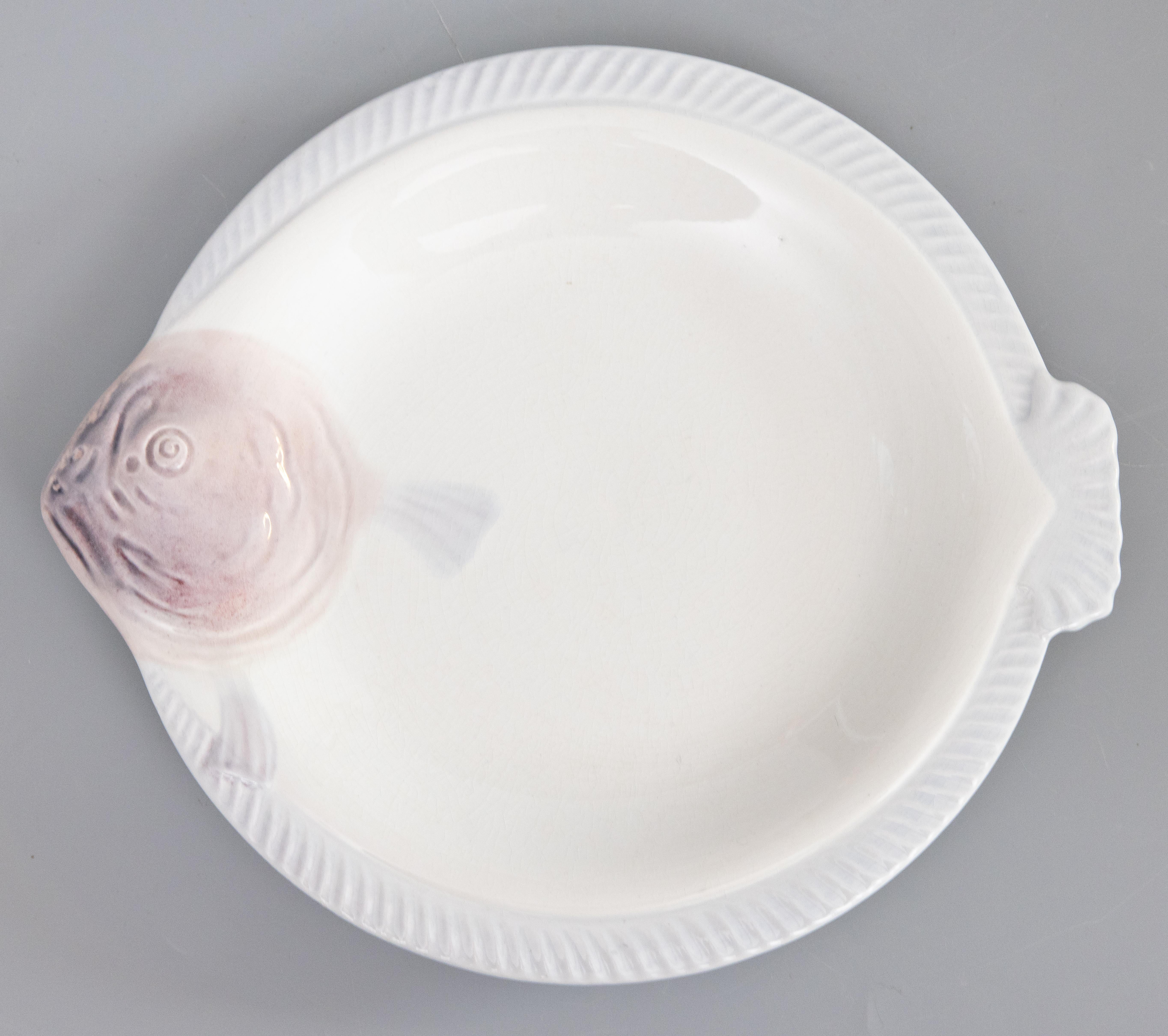 Milieu du XXe siècle Assiette à poisson Art Déco en majolique de Longwy, Circa 1930 en vente